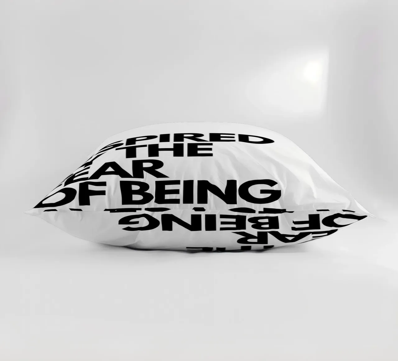 INSPIRED BY THE FEAR OF BEING AVERAGE cuscino da Type & Tape