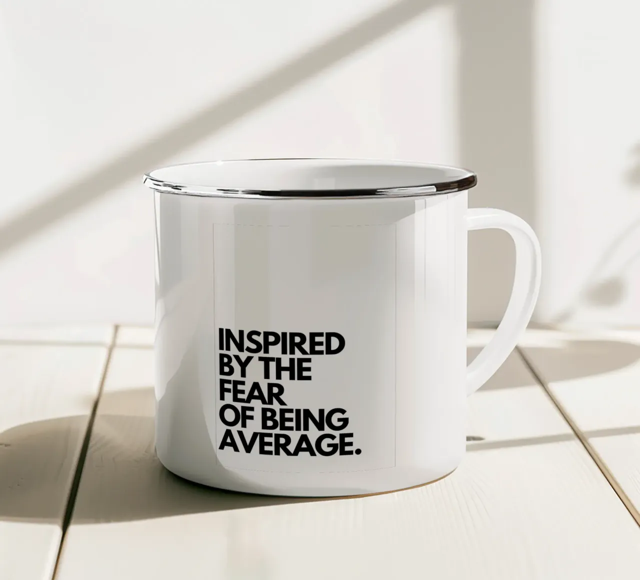 INSPIRED BY THE FEAR OF BEING AVERAGE tazza in smalto da Type & Tape