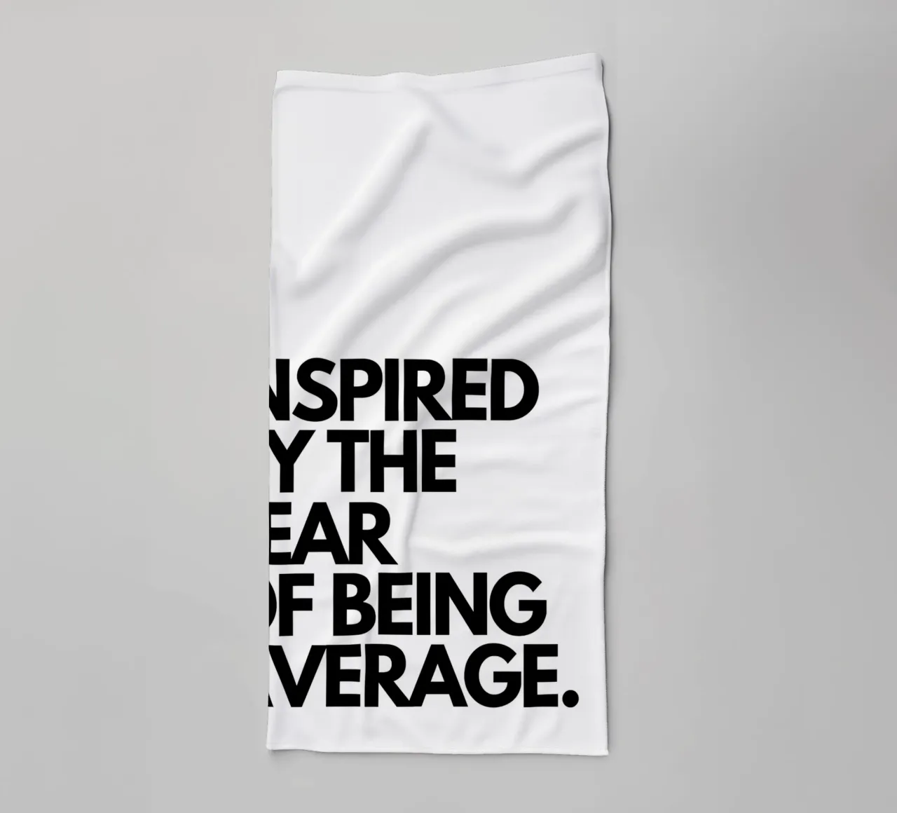 INSPIRED BY THE FEAR OF BEING AVERAGE asciugamano da bagno da Type & Tape