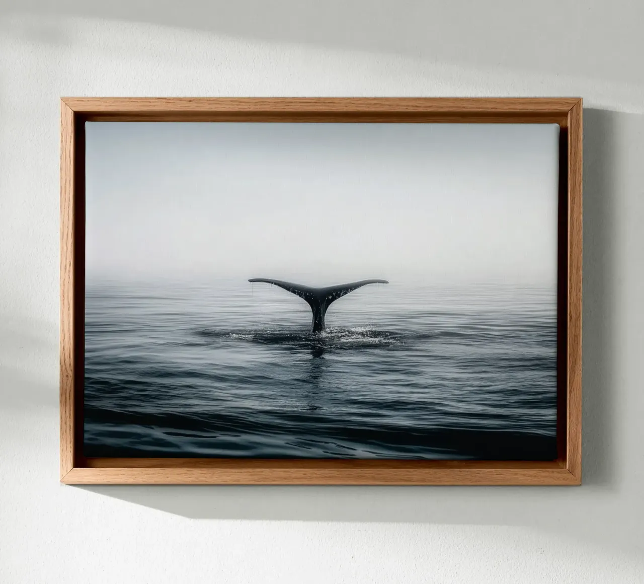 Minimalist Whale Tail – Ocean Photography-Inspired Print tela con Cornice a cassetta da Vela Luna