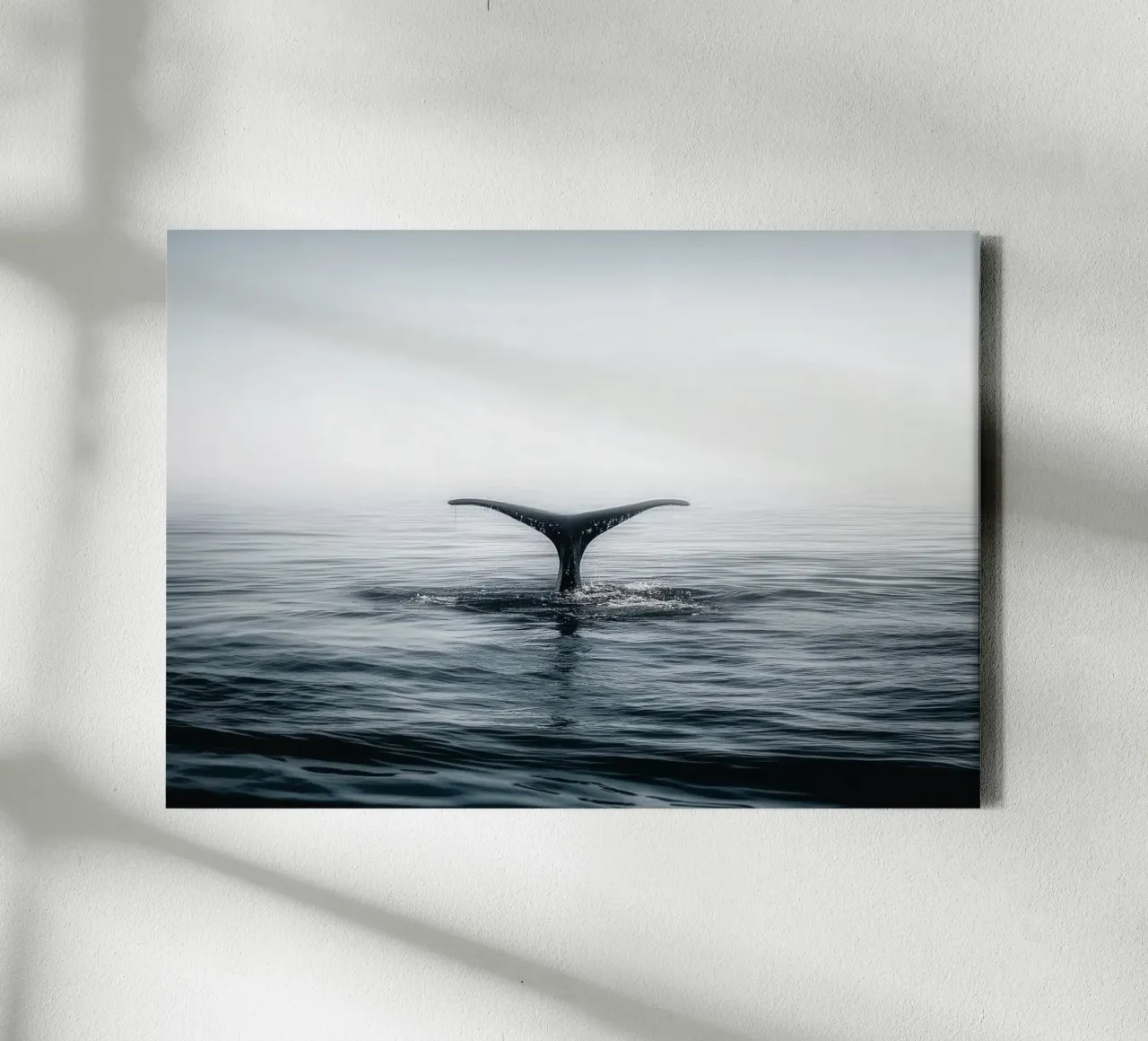 Minimalist Whale Tail – Ocean Photography-Inspired Print tela con Cornice a cassetta da Vela Luna