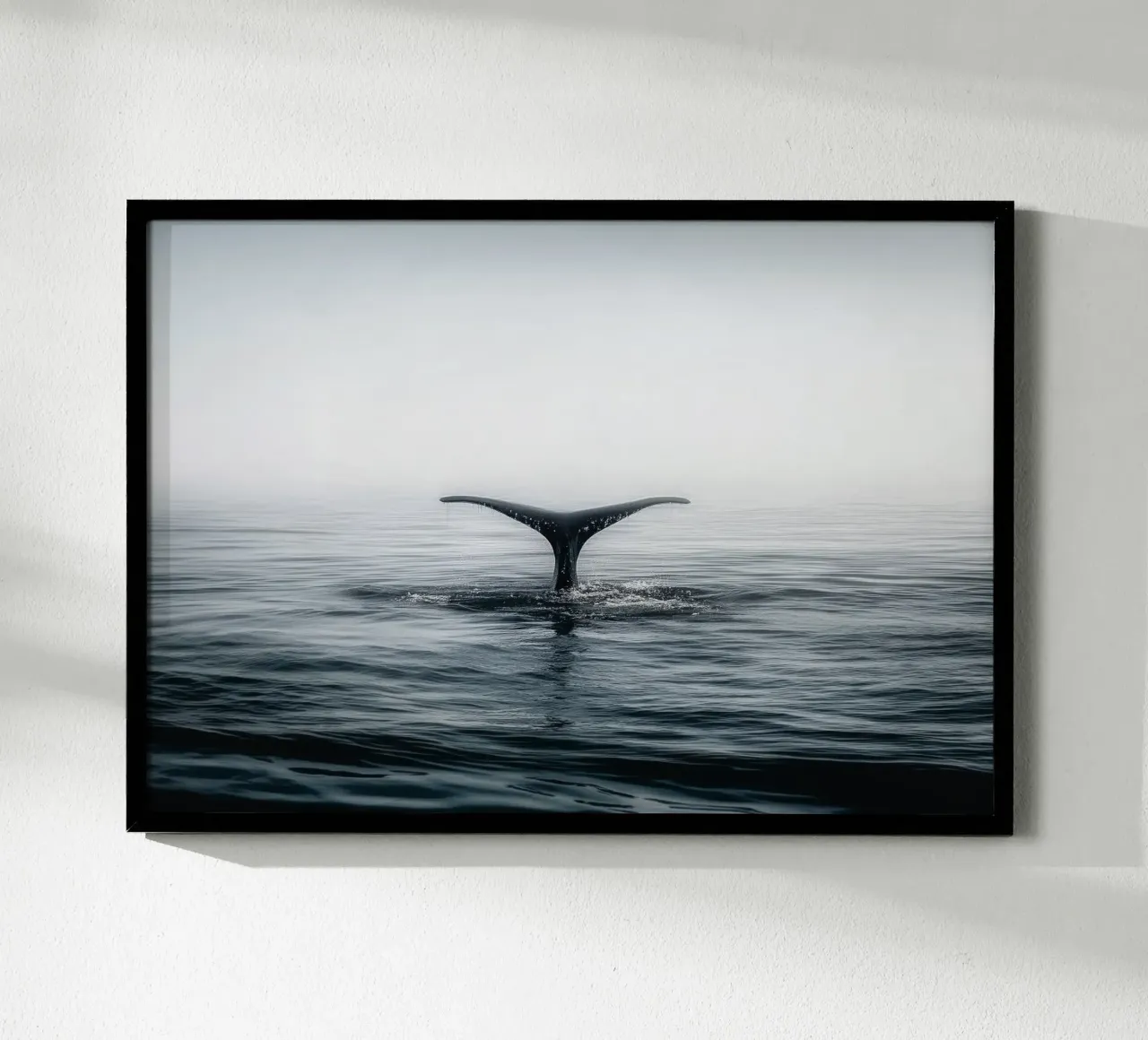 Minimalist Whale Tail – Ocean Photography-Inspired Print poster con telaio in plastica da Vela Luna