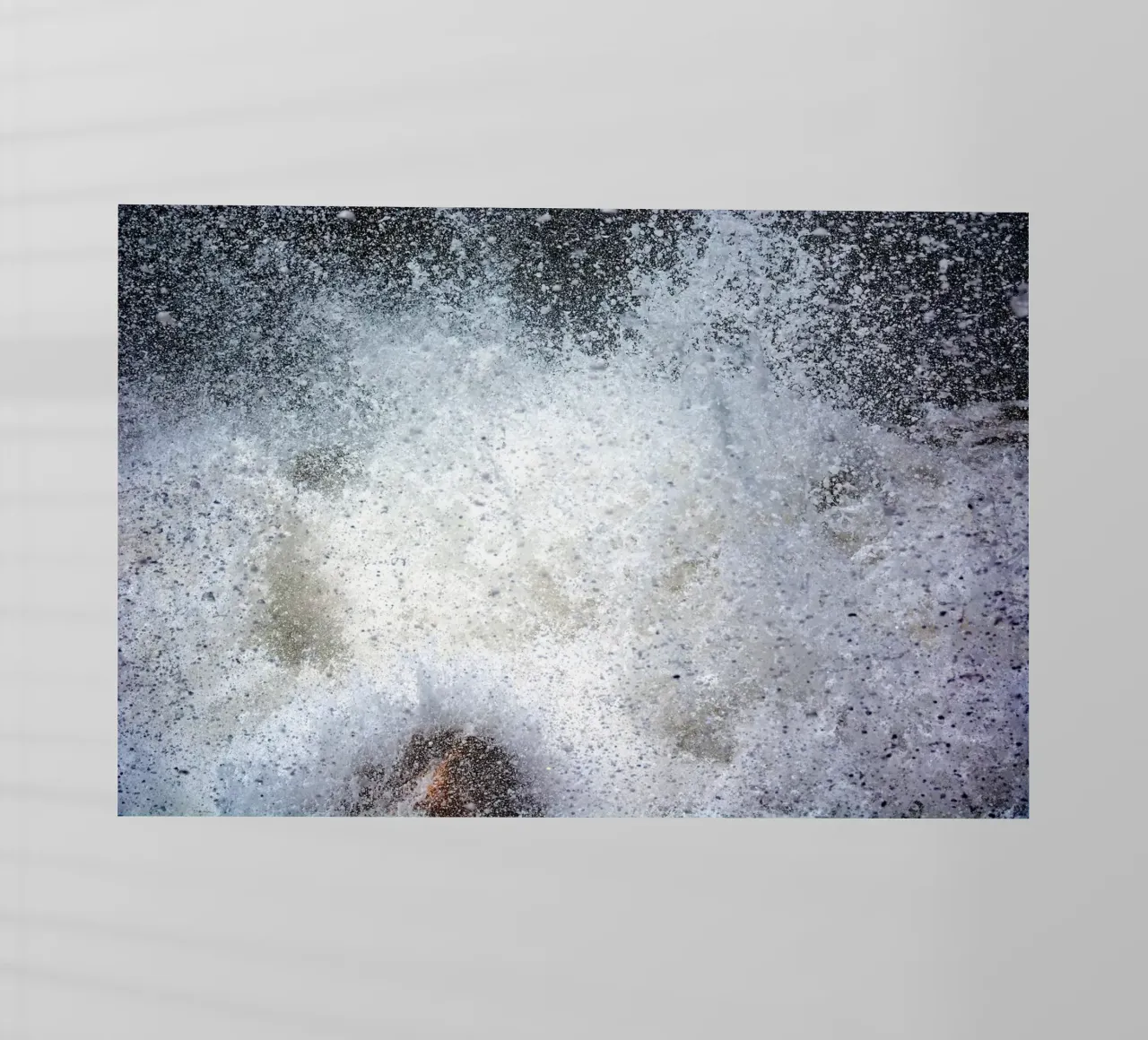 Implosione I pellicola backlit da Tal Paz-Fridman