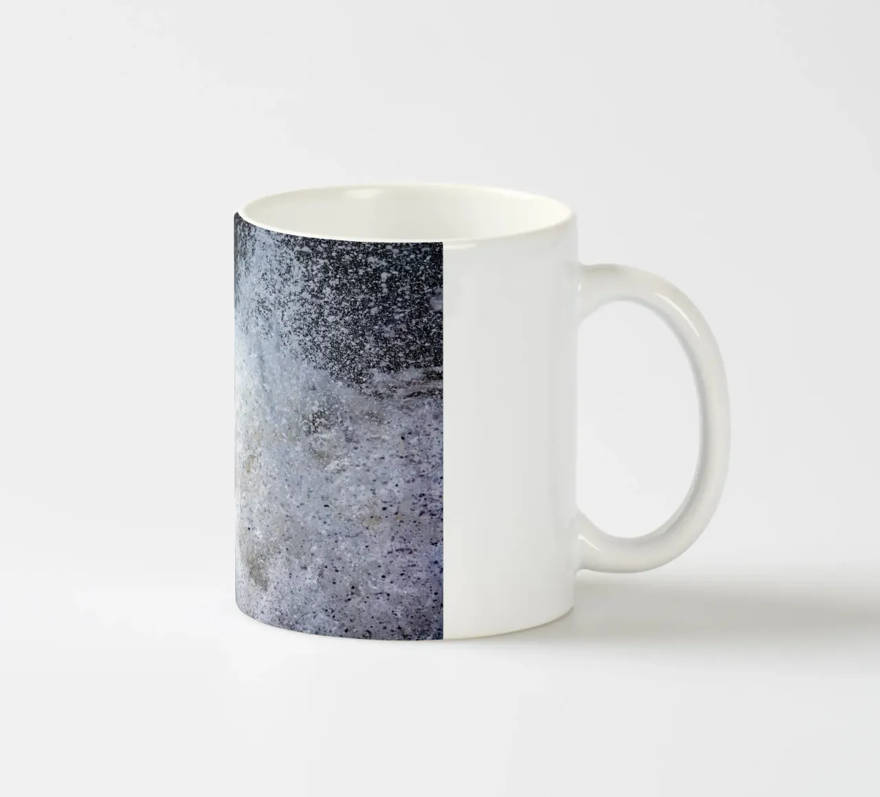 Implosione I tazza in ceramica da Tal Paz-Fridman