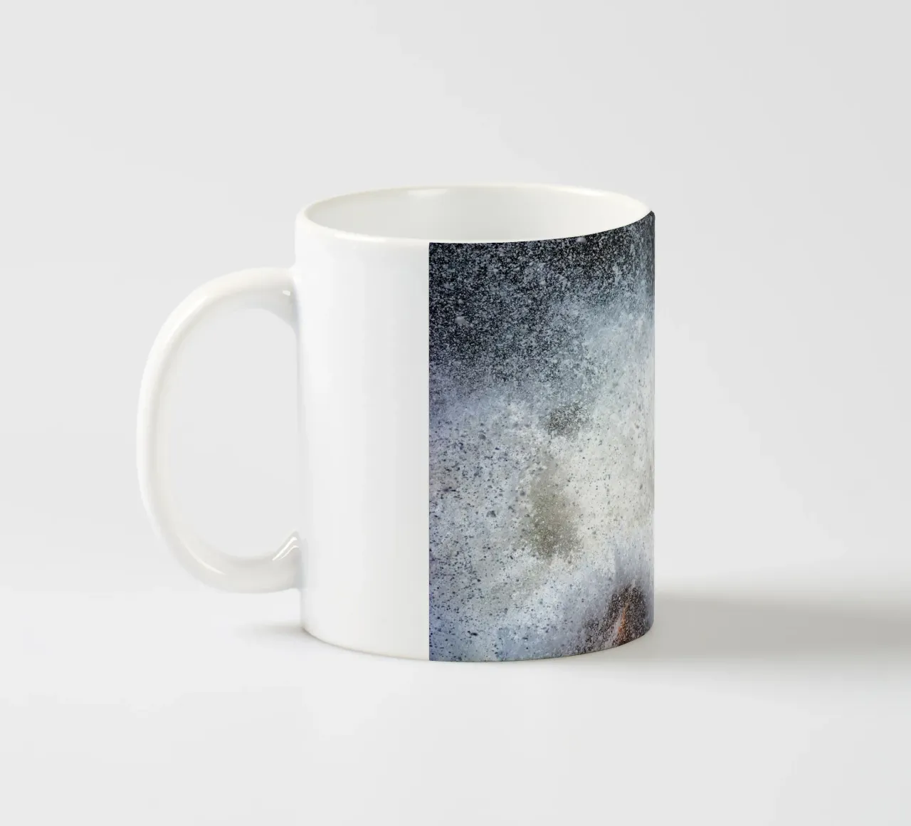 Implosione I tazza in ceramica da Tal Paz-Fridman