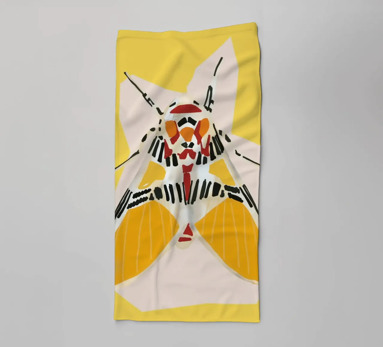 Papillon de nuit sur jaune serviette de bain de LeaDArt