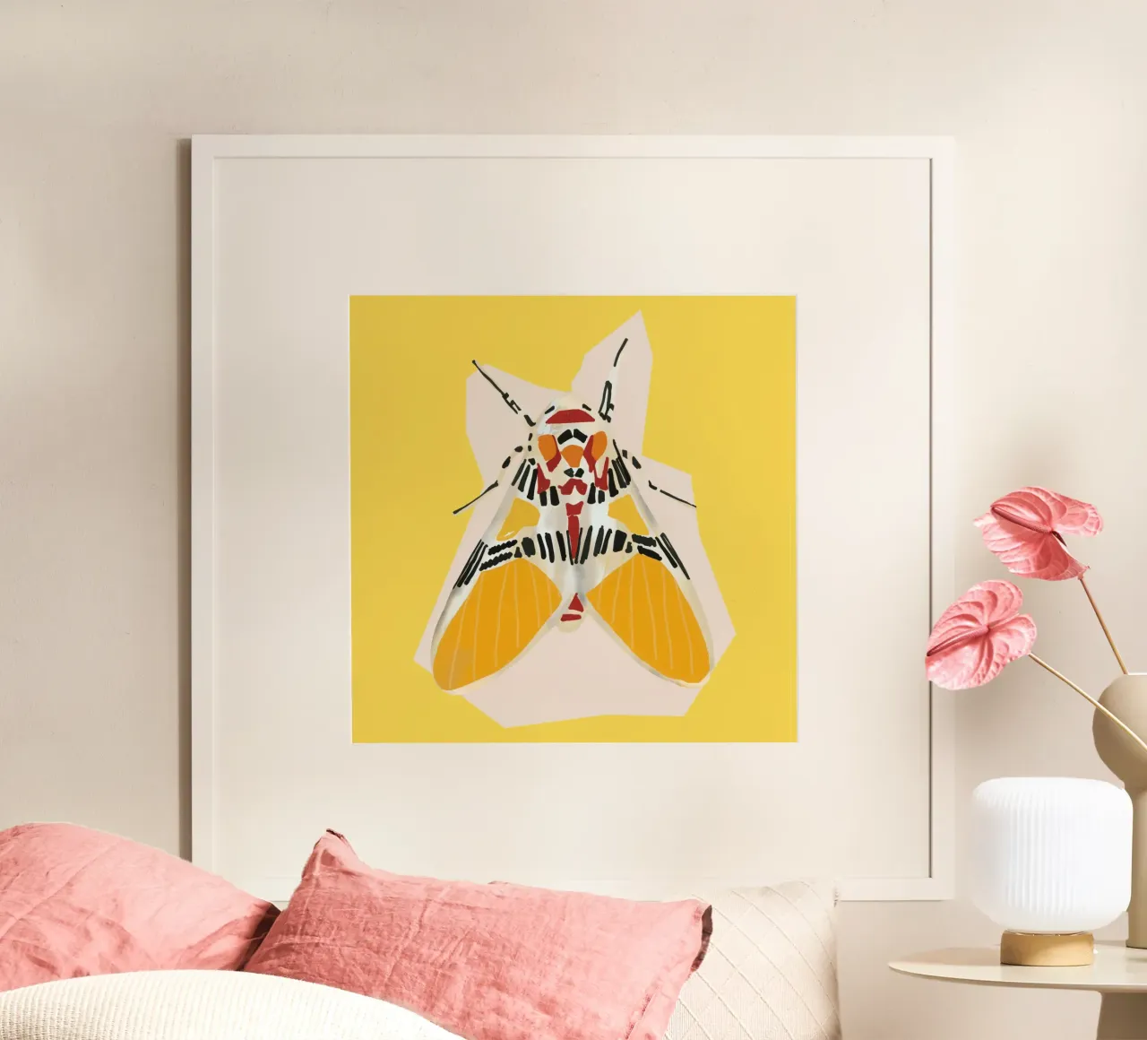 Papillon de nuit sur jaune poster avec cadre en aluminium de LeaDArt