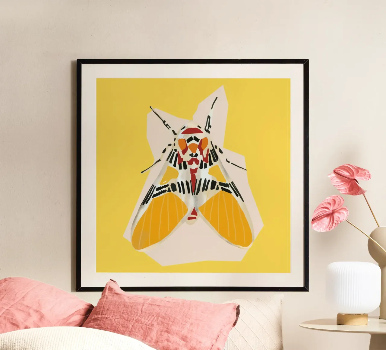 Papillon de nuit sur jaune poster avec cadre en aluminium de LeaDArt