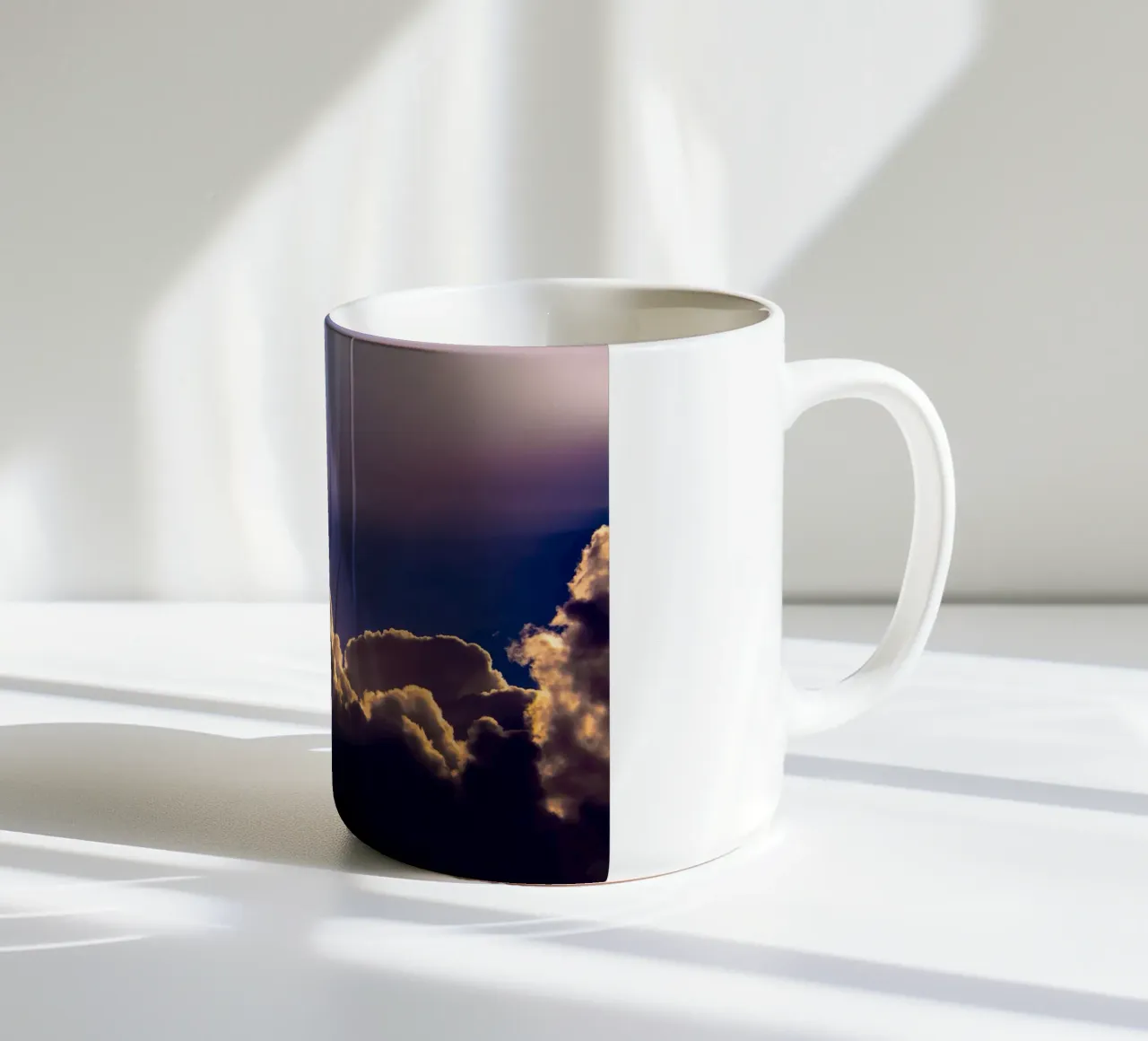 Il mattino si è rotto tazza in ceramica da Tal Paz-Fridman