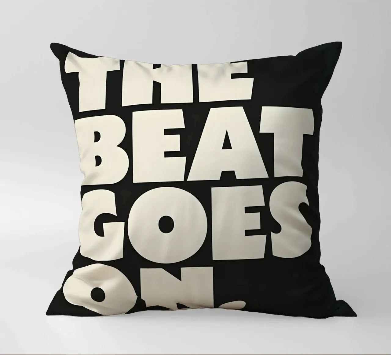 "THE BEAT GOES ON." cuscino da Type & Tape