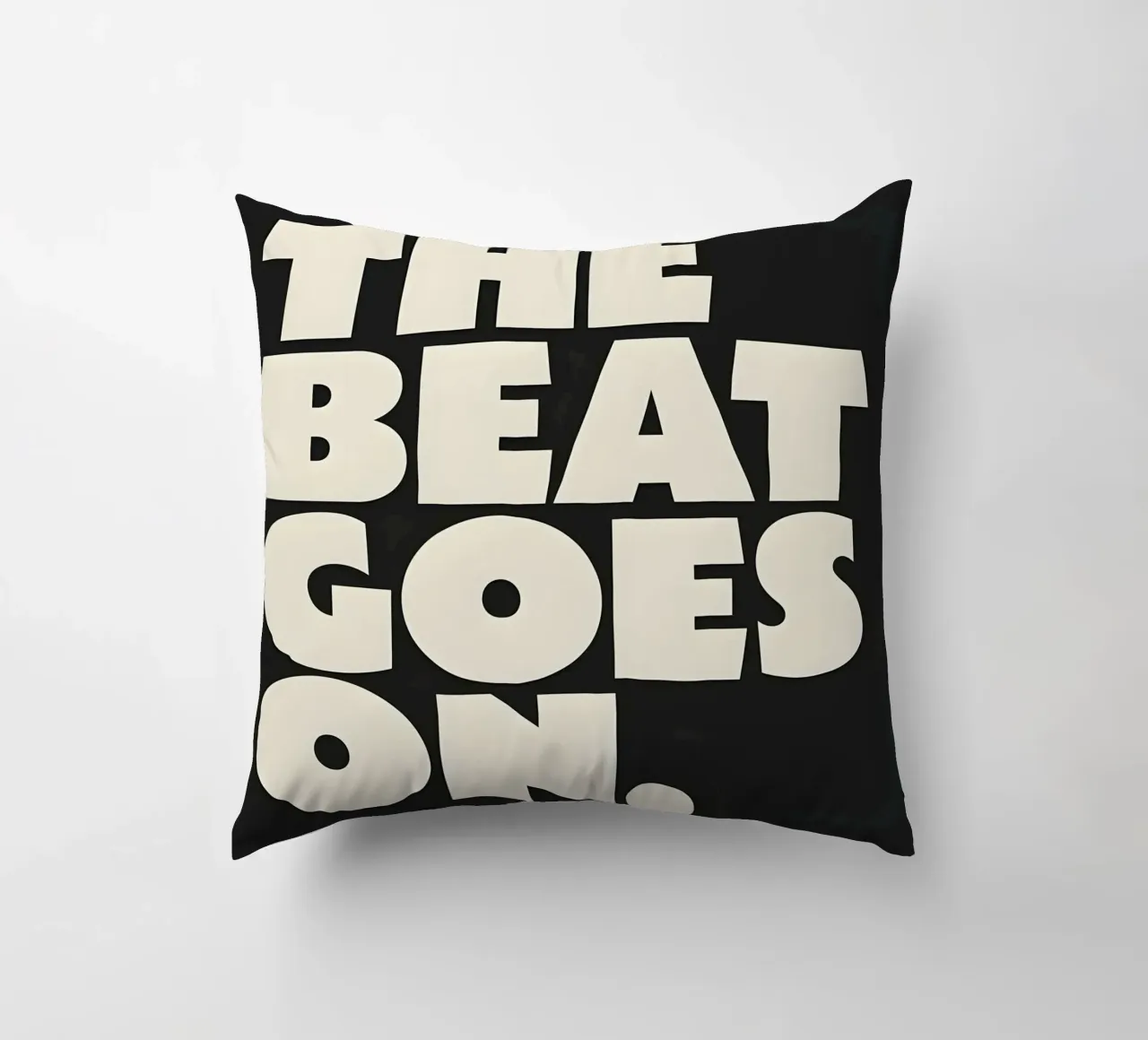 "THE BEAT GOES ON." cuscino da Type & Tape