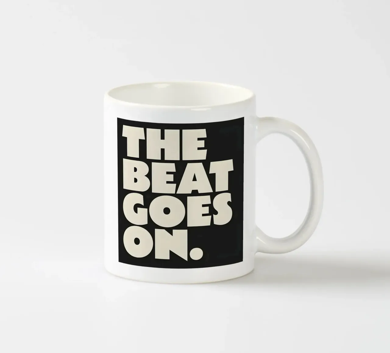 "THE BEAT GOES ON." tazza in ceramica da Type & Tape