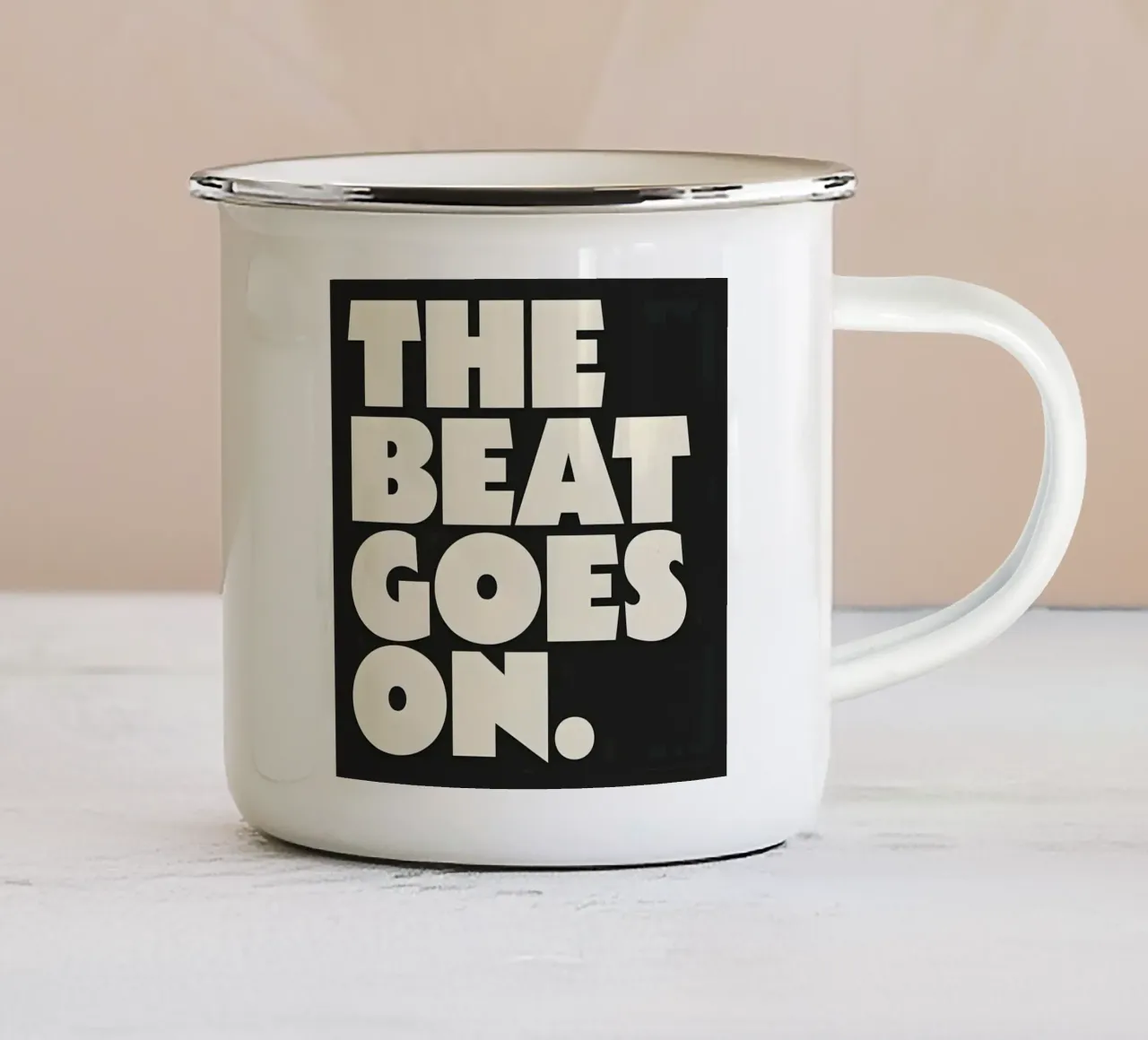 "THE BEAT GOES ON." tazza in smalto da Type & Tape