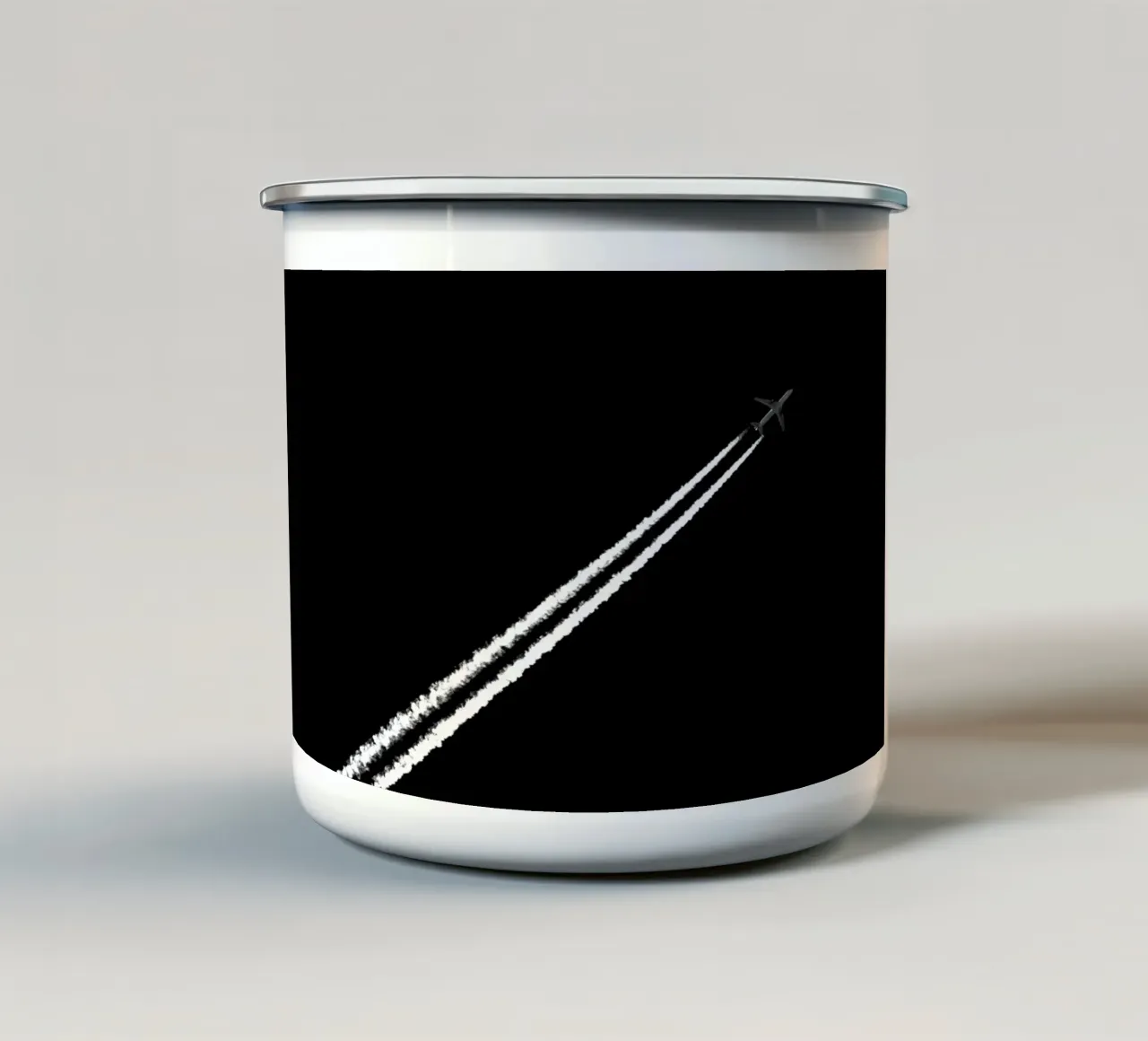 Bianco e nero tazza in smalto da Tal Paz-Fridman