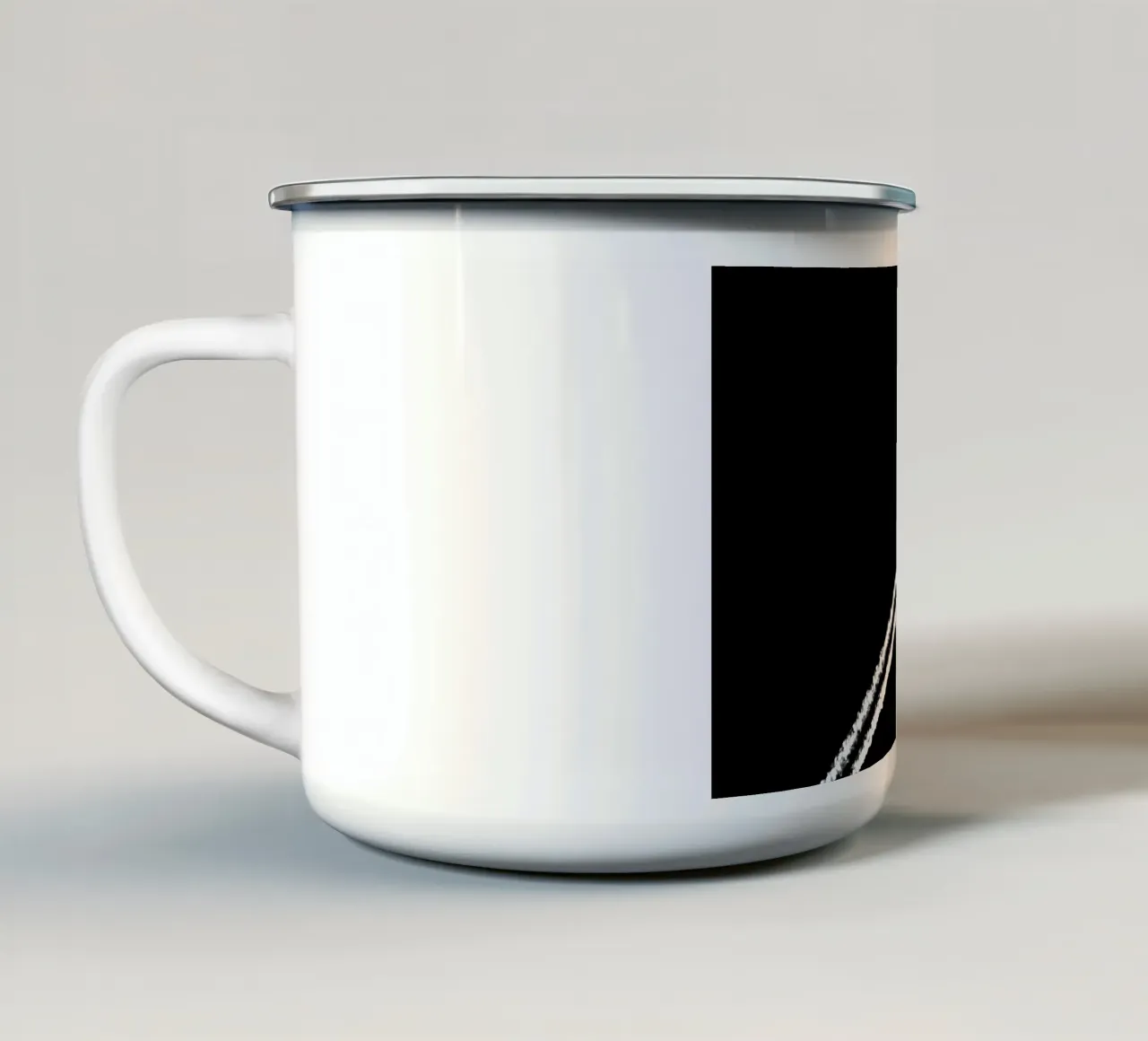 Bianco e nero tazza in smalto da Tal Paz-Fridman