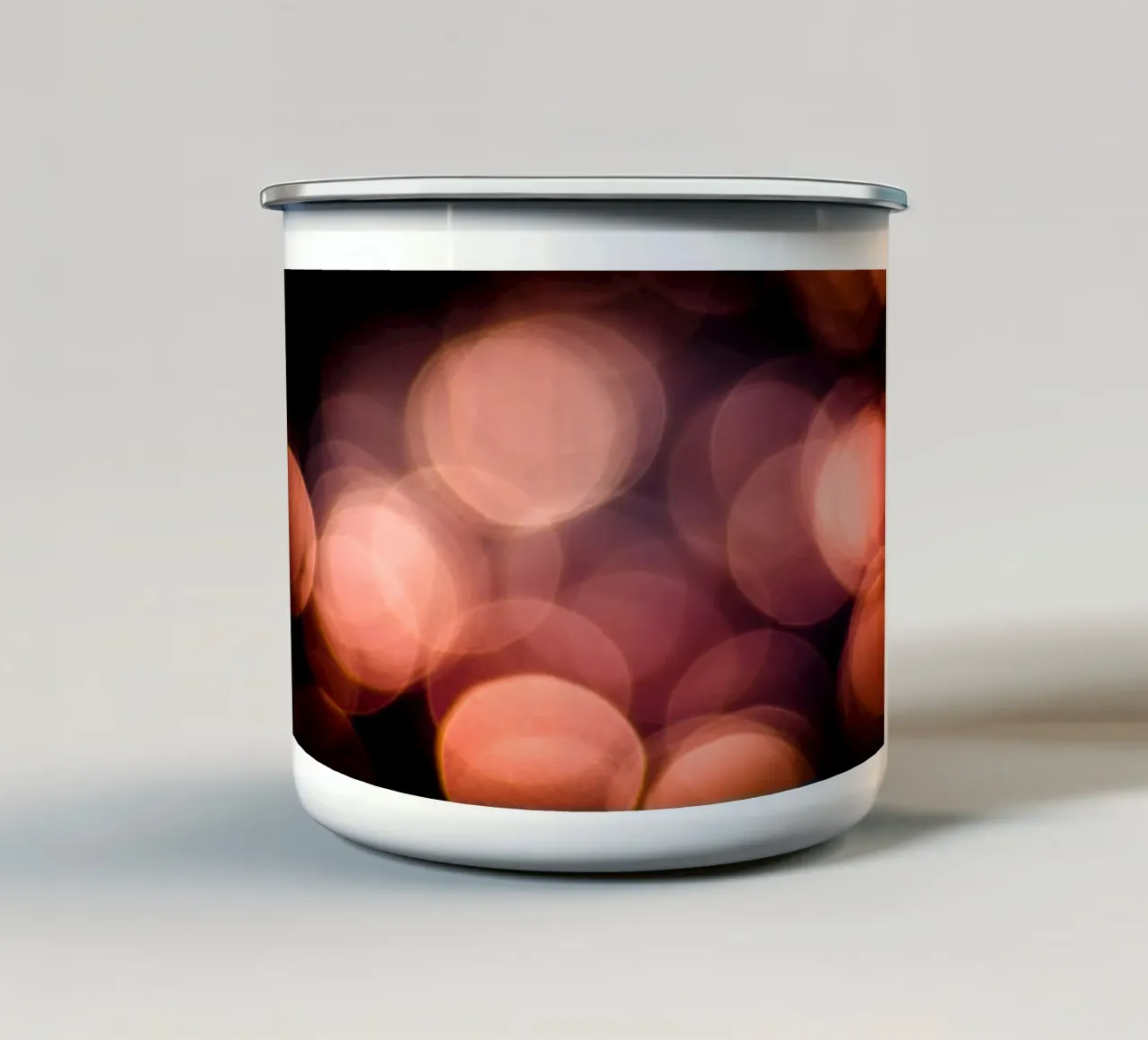 Luce sull'acqua II tazza in smalto da Tal Paz-Fridman
