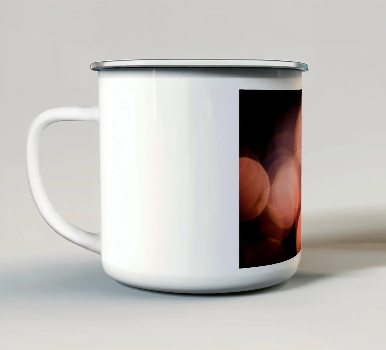 Luce sull'acqua II tazza in smalto da Tal Paz-Fridman