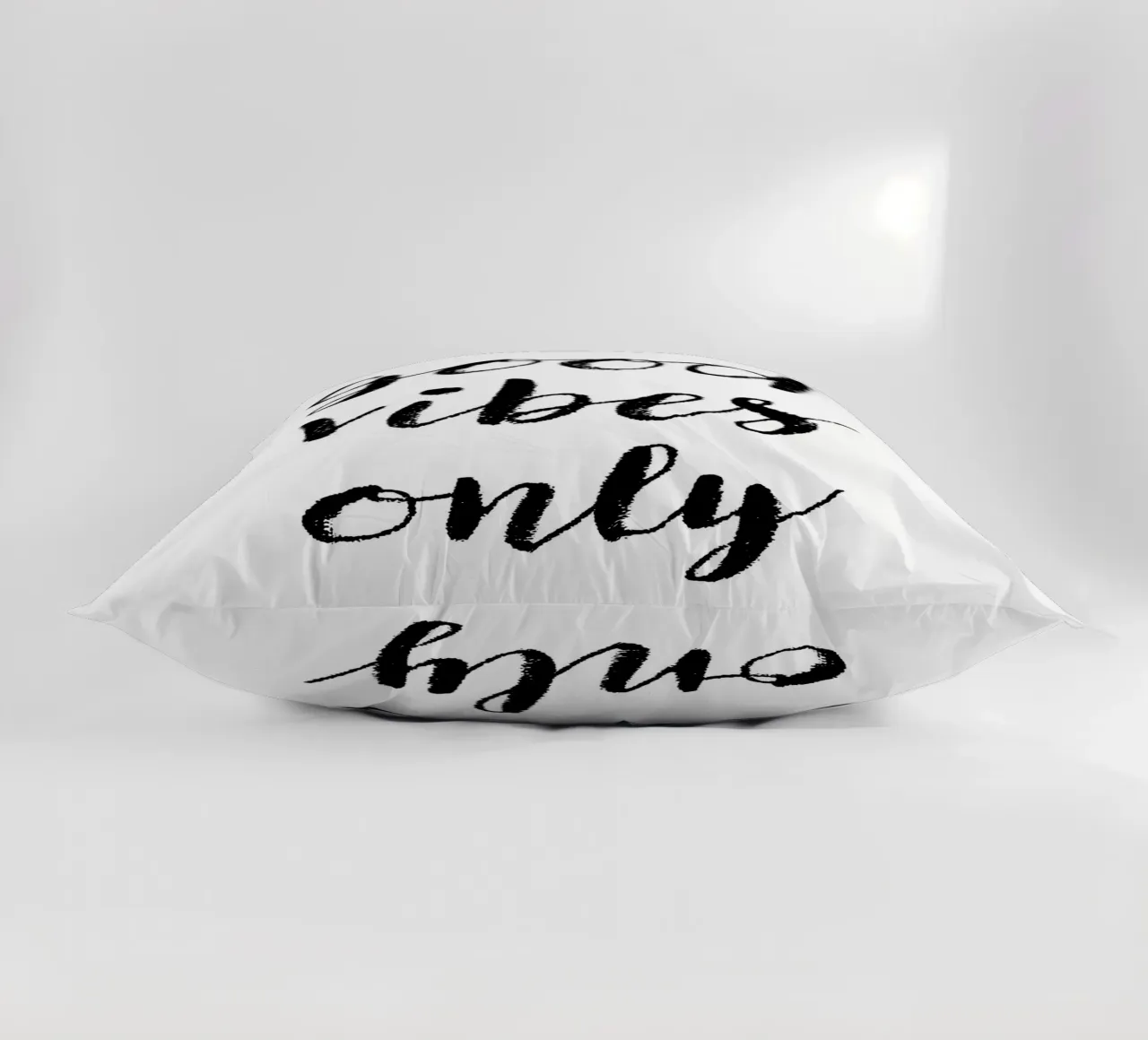 Good Vibes Only 2 cuscino da The Type Club Tokyo