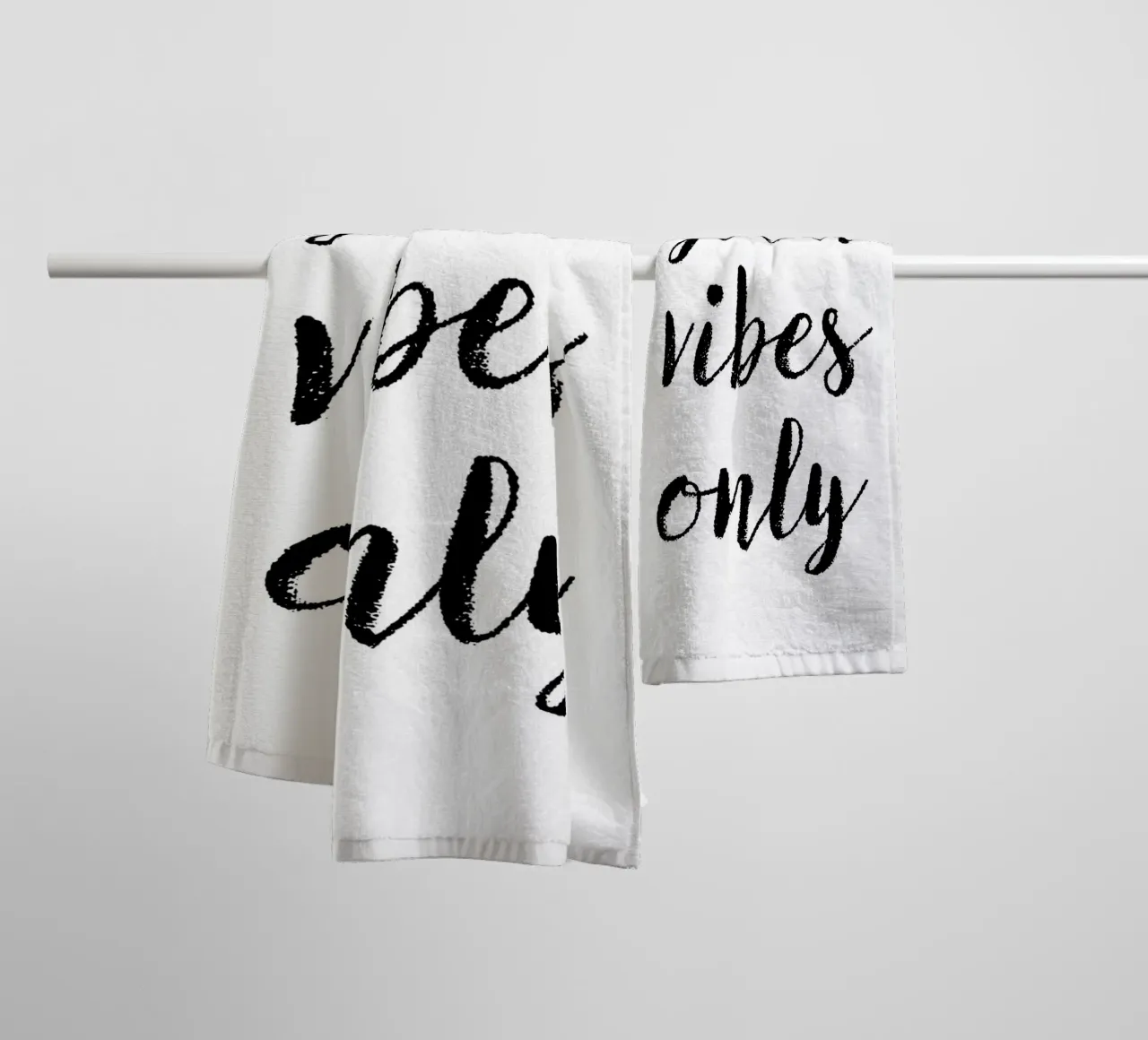 Good Vibes Only 2 asciugamano da bagno da The Type Club Tokyo