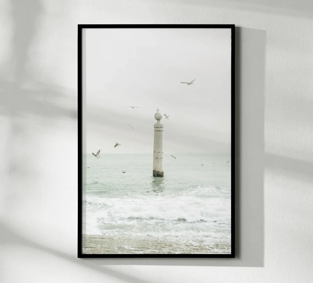 Cais das Colunas a Lisbona Portogallo - Costiera minimalista poster da patiphotography