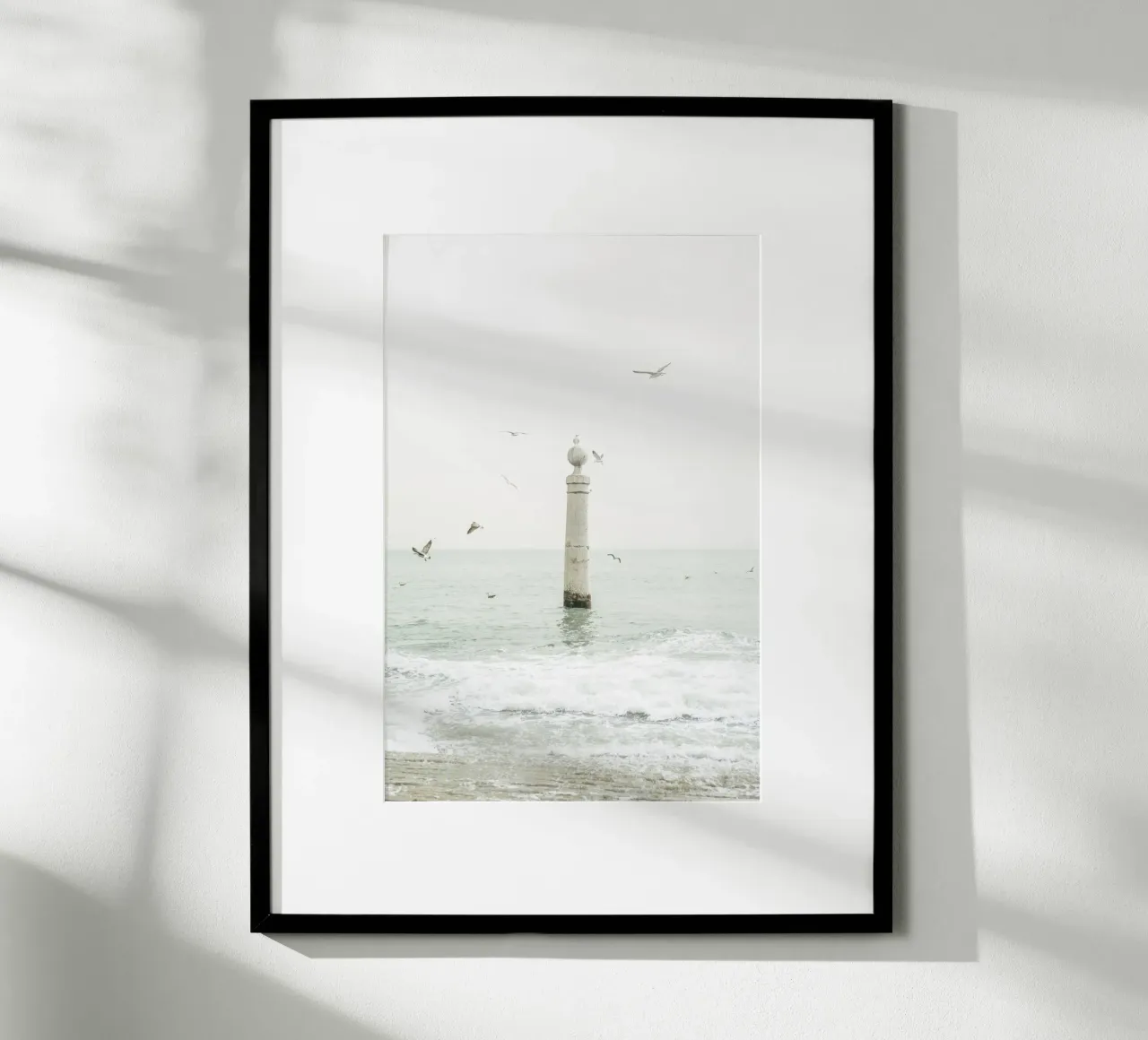Cais das Colunas a Lisbona Portogallo - Costiera minimalista poster da patiphotography