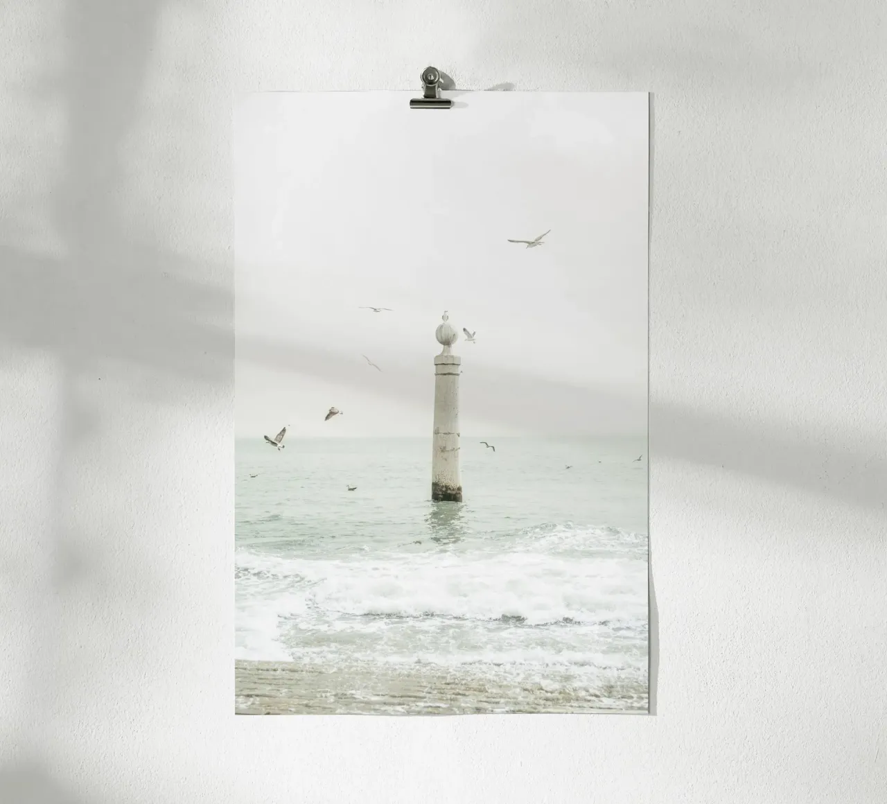 Cais das Colunas a Lisbona Portogallo - Costiera minimalista poster da patiphotography
