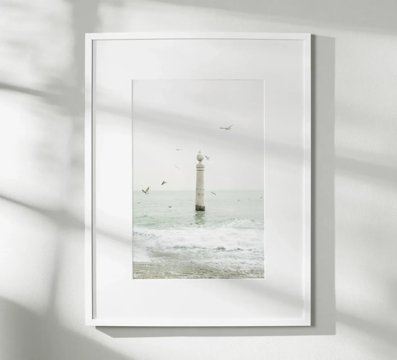 Cais das Colunas a Lisbona Portogallo - Costiera minimalista poster da patiphotography