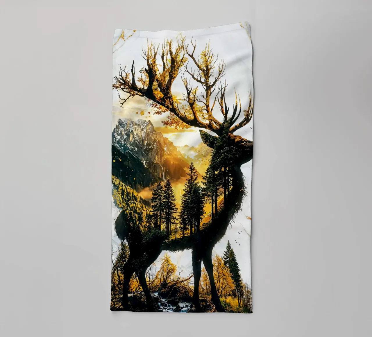 Verdant Monarch of the Golden Grove asciugamano da bagno da Pixaverse
