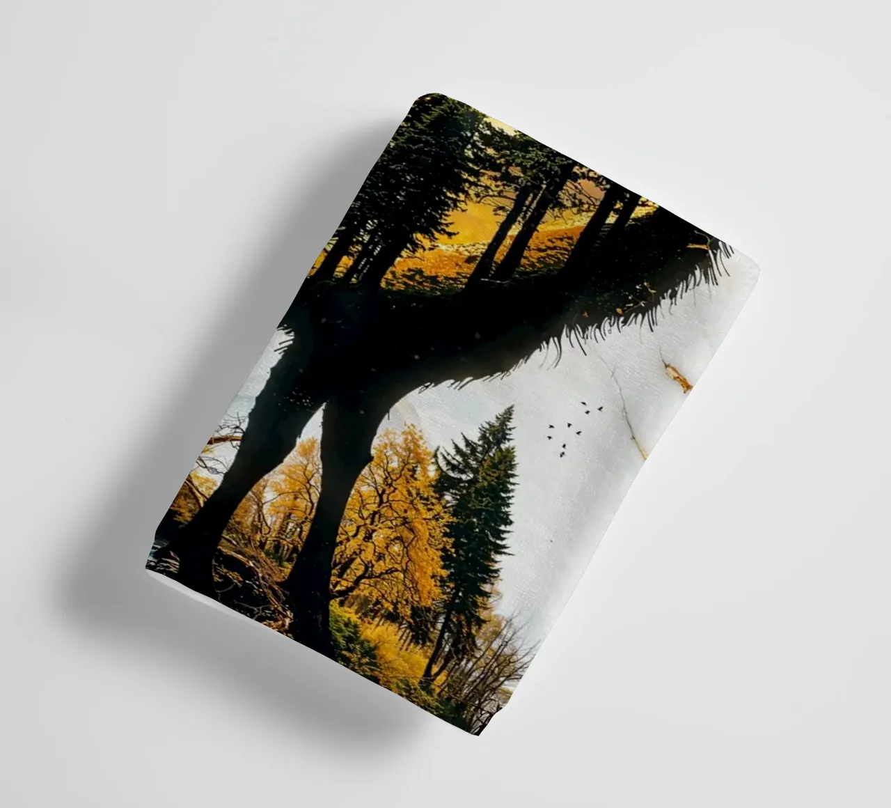Verdant Monarch of the Golden Grove asciugamano da bagno da Pixaverse
