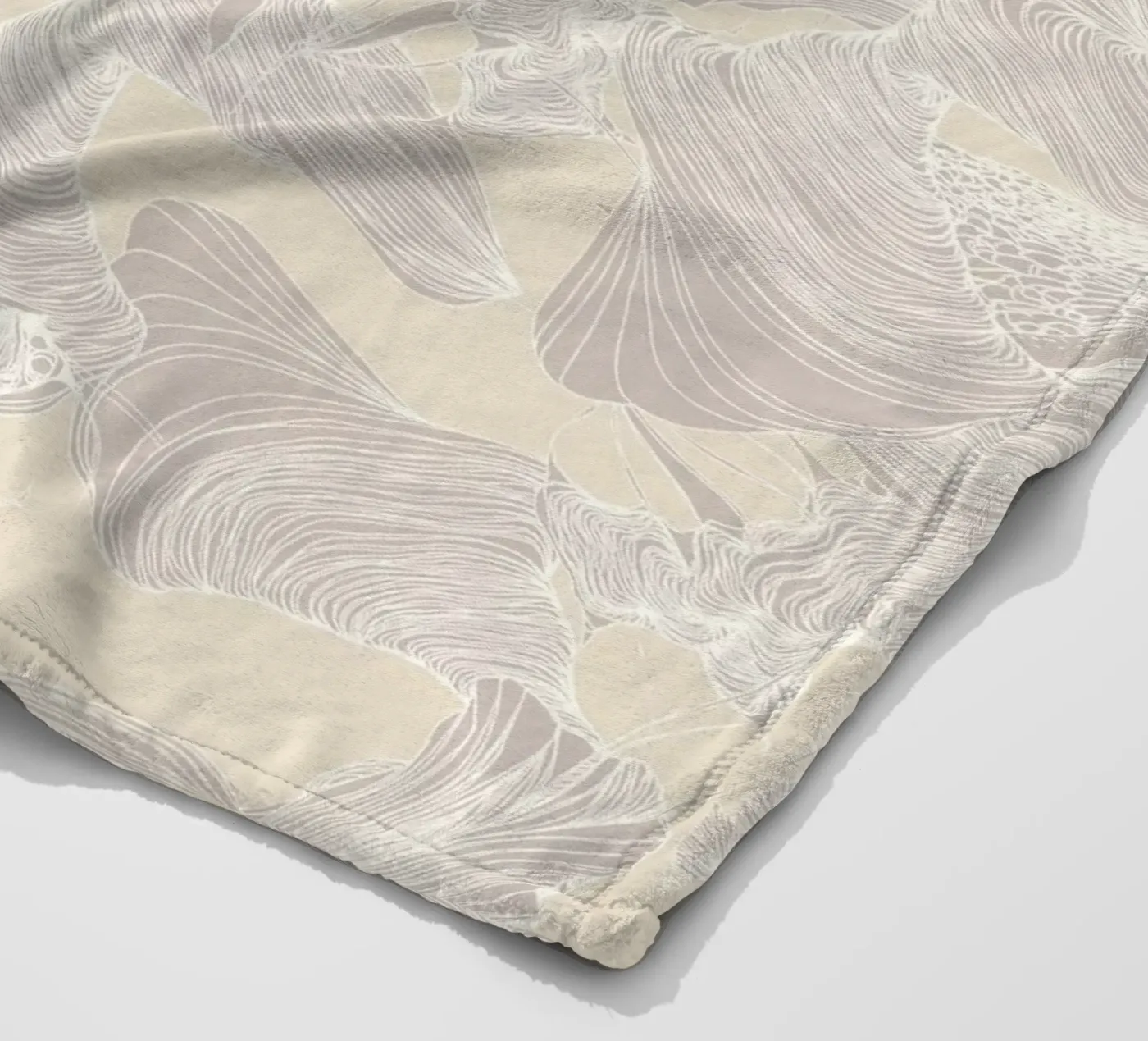 pavone fantasma coperta in pile da Giulio Iurissevich