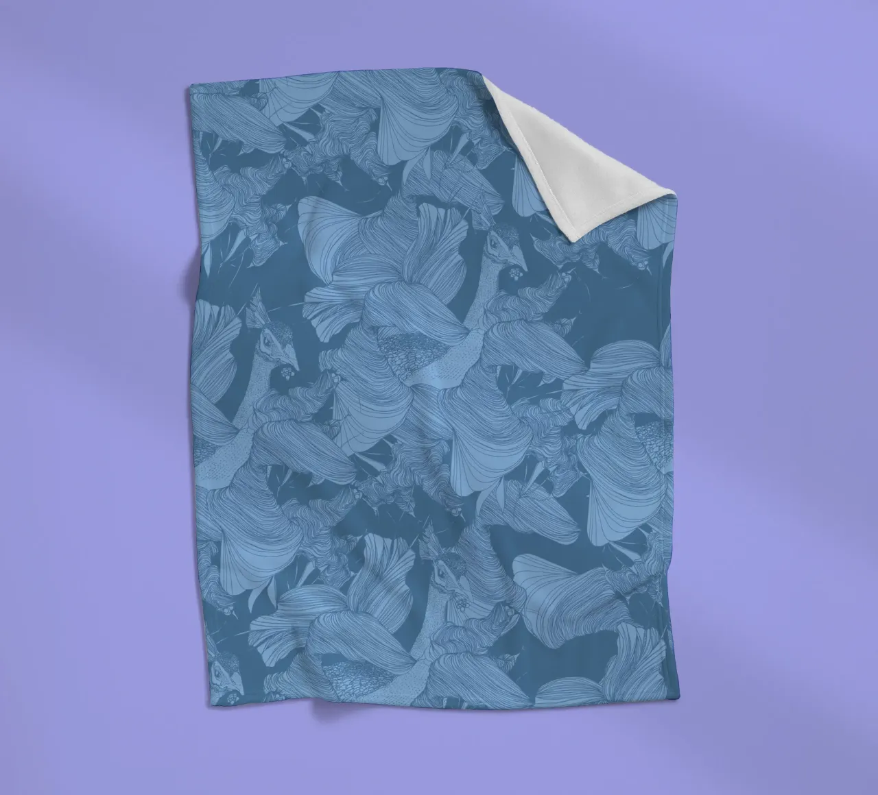 pavone blu coperta in pile da Giulio Iurissevich