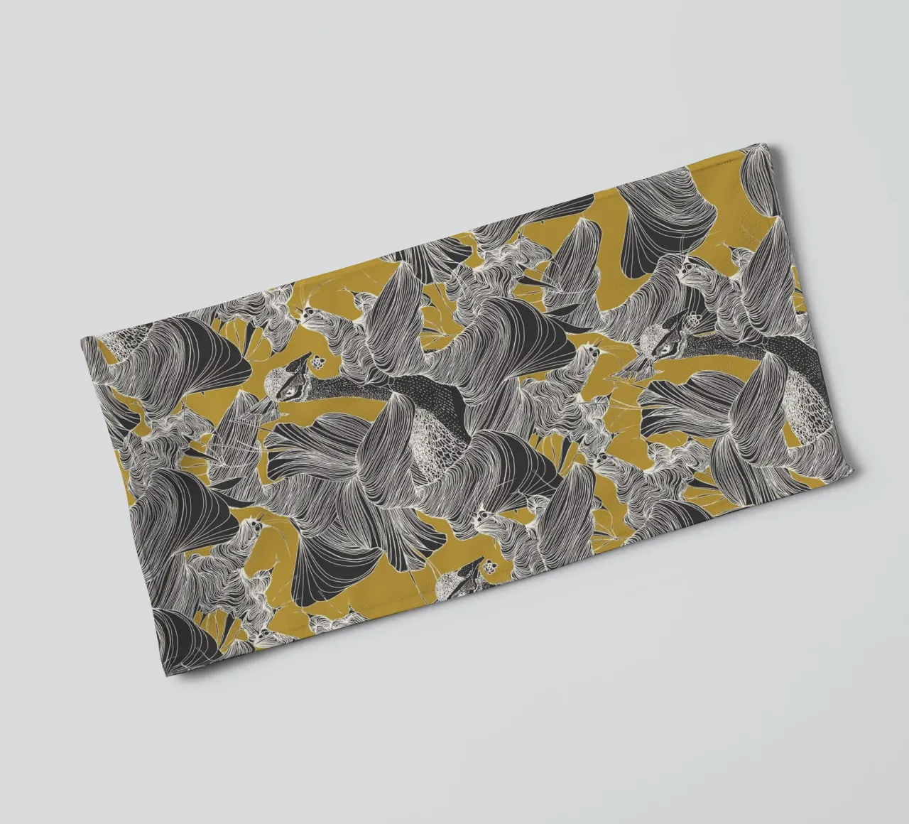 pauwen goud badhanddoek van Giulio Iurissevich