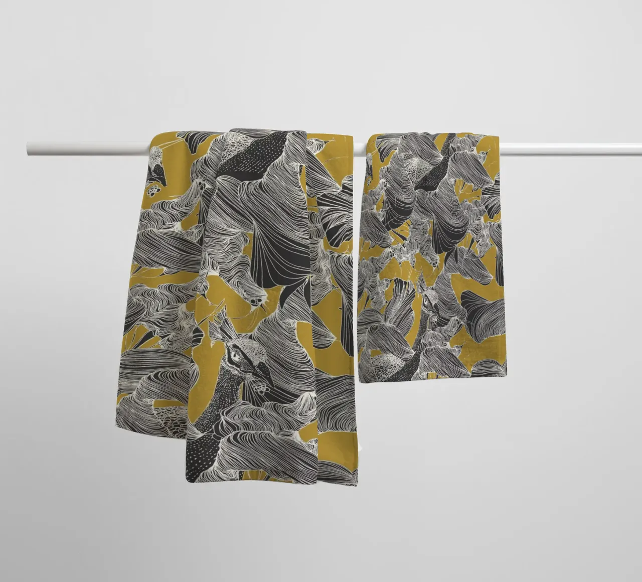 pauwen goud badhanddoek van Giulio Iurissevich