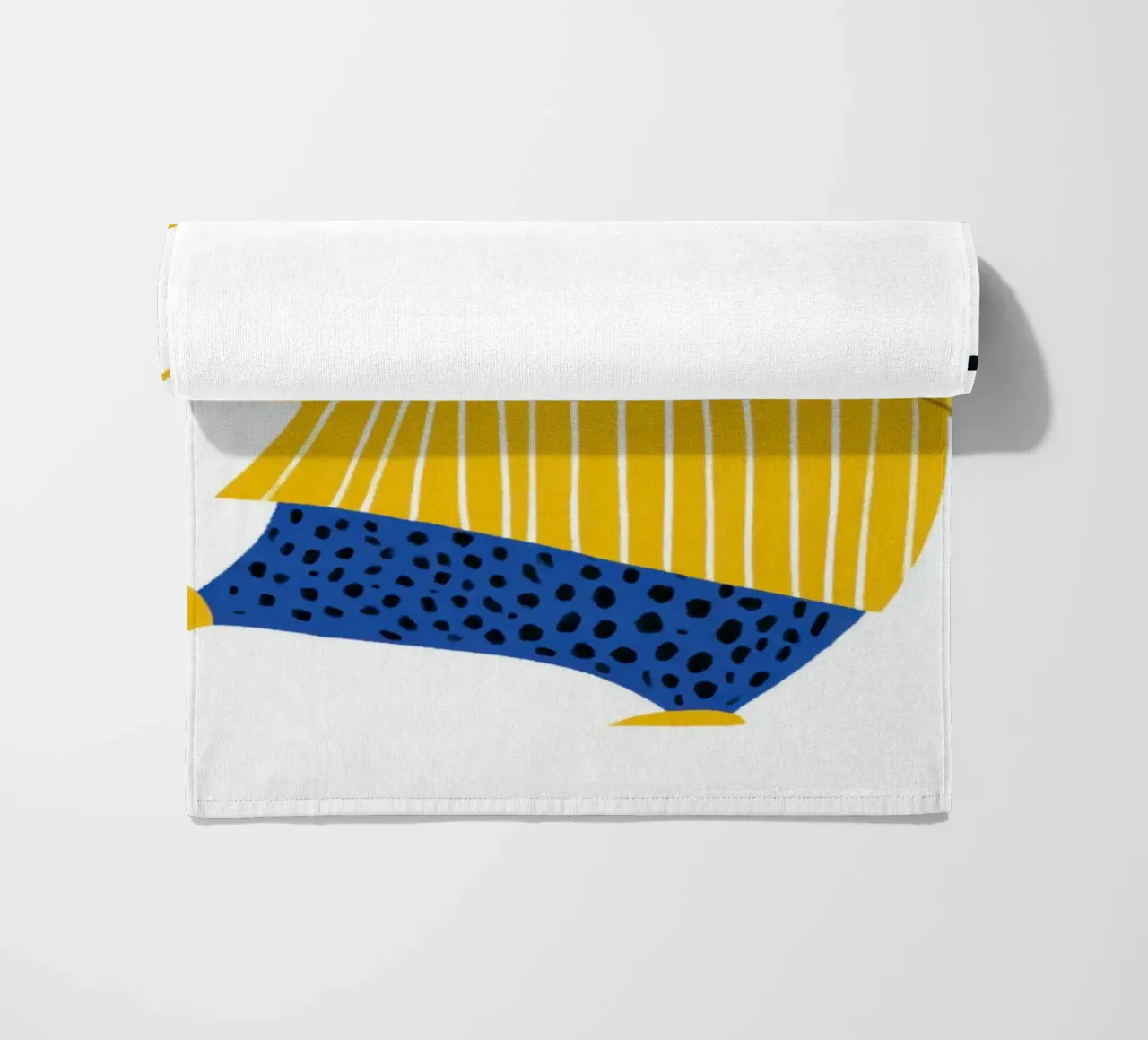 Talpa cieca con maglione giallo a righe Vivaio scandinavo telo mare da Modern Muse