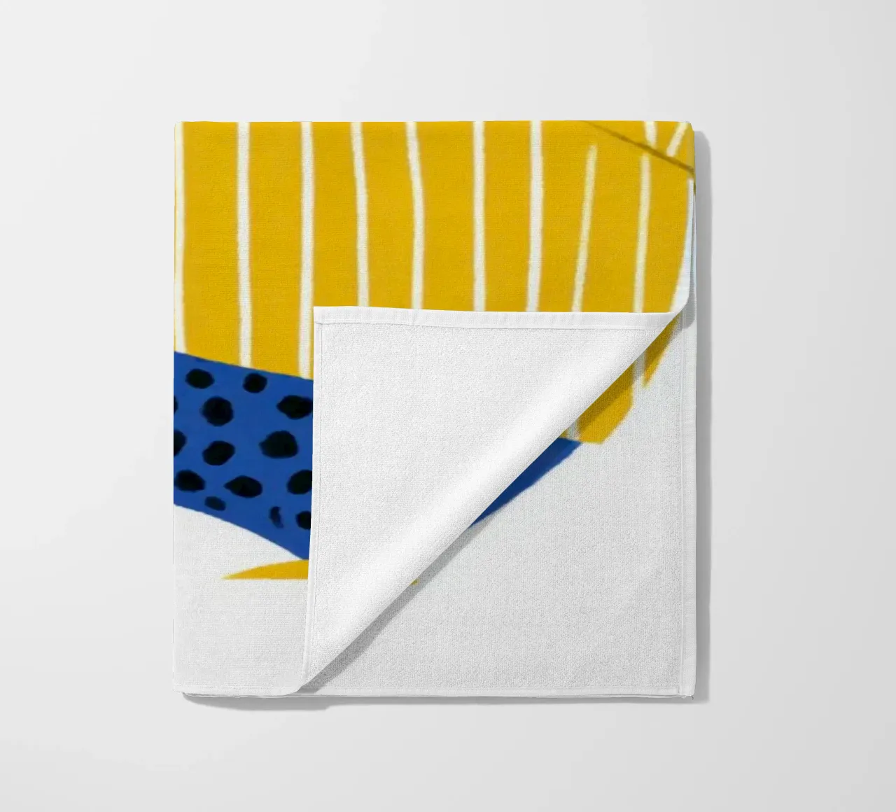 Talpa cieca con maglione giallo a righe Vivaio scandinavo telo mare da Modern Muse