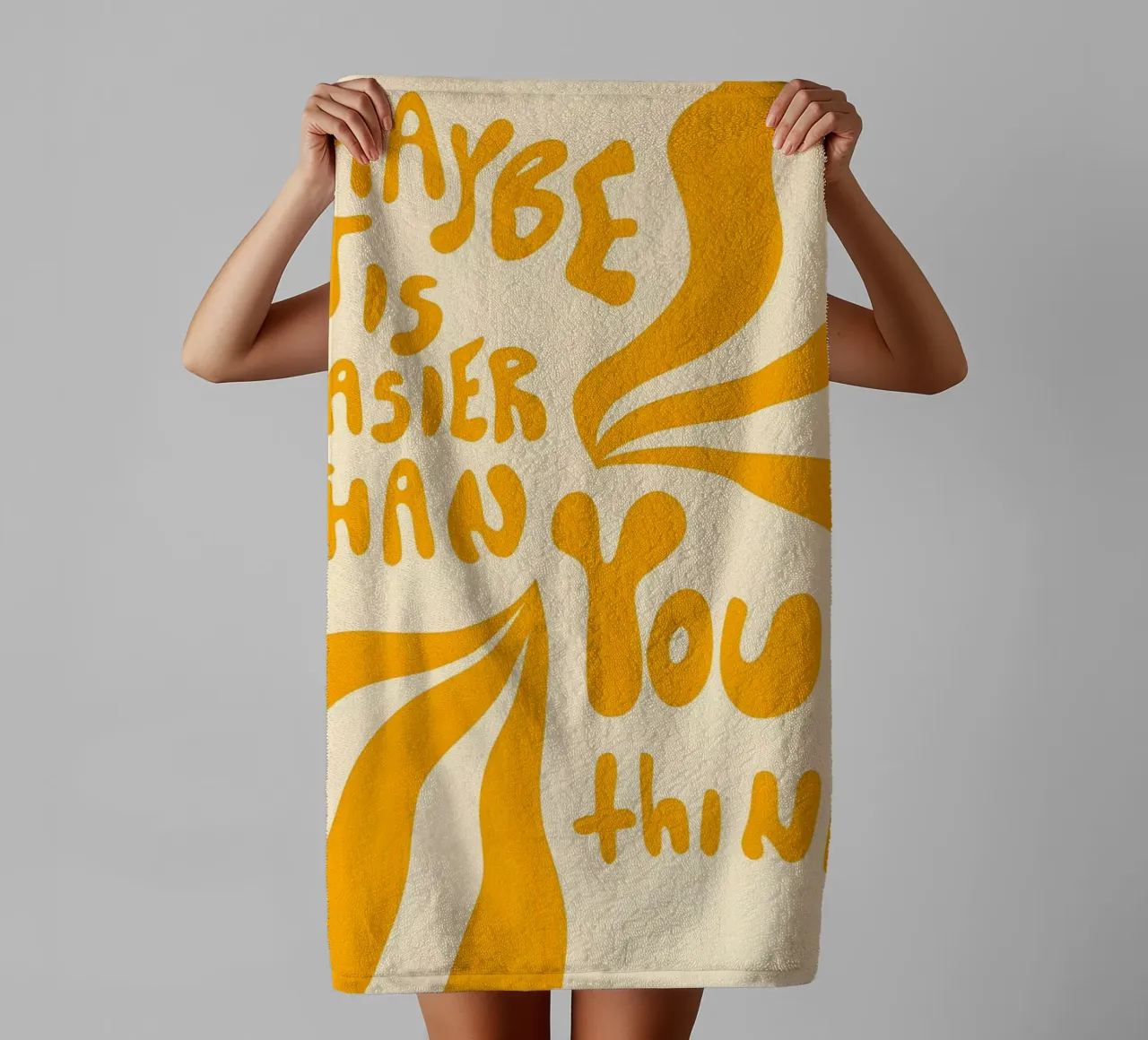 'MAYBE IT EASIER THAN YOU think' asciugamano da bagno da Type & Tape