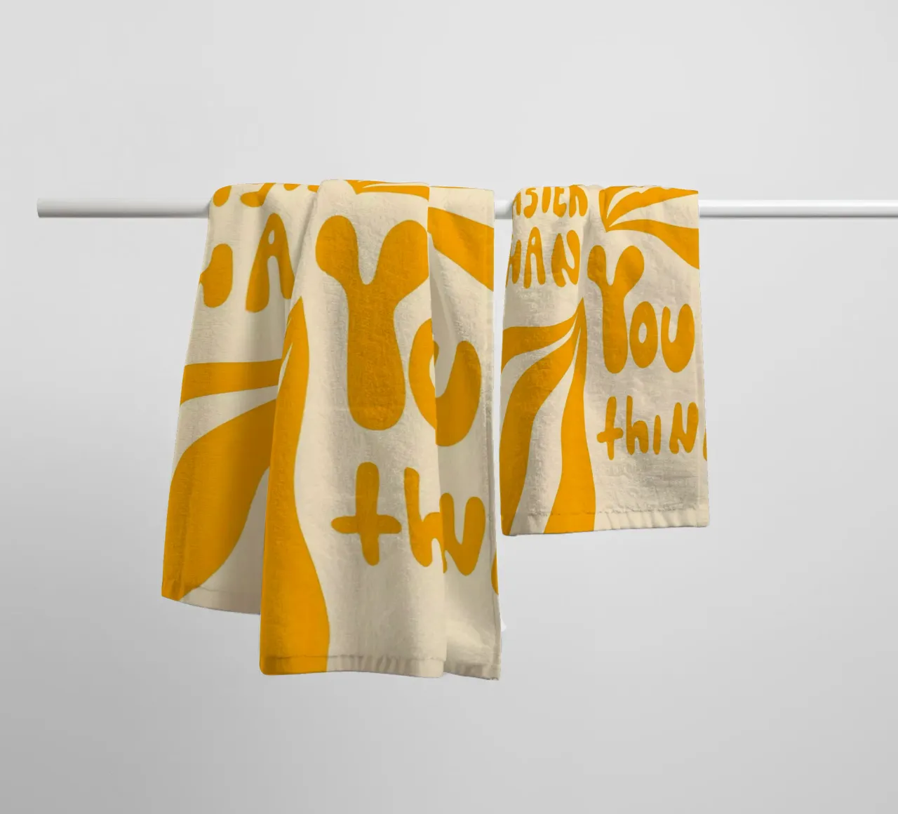 'MAYBE IT EASIER THAN YOU think' asciugamano da bagno da Type & Tape