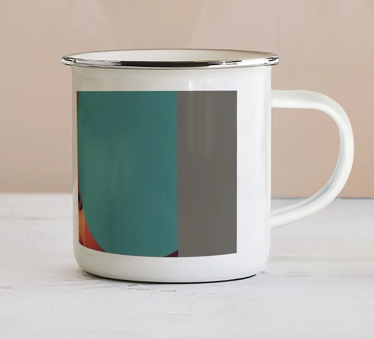 Volto di donna con sovrapposizione geometrica tazza in smalto da DesignDoodle