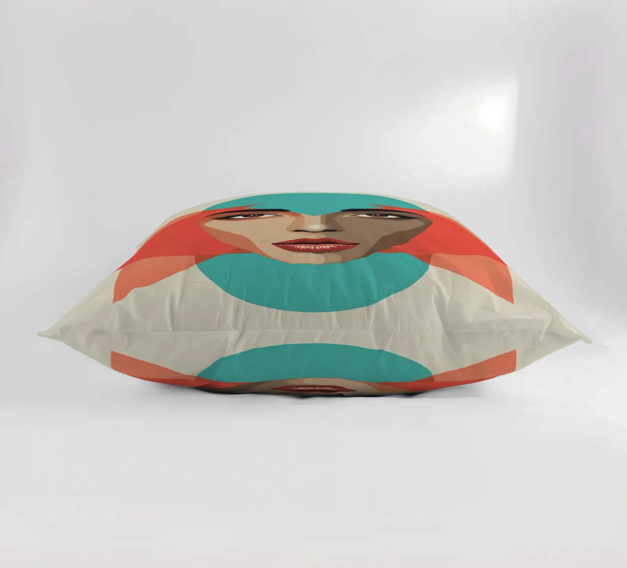 Volto di donna con sovrapposizioni geometriche forme astratte cuscino da DesignDoodle
