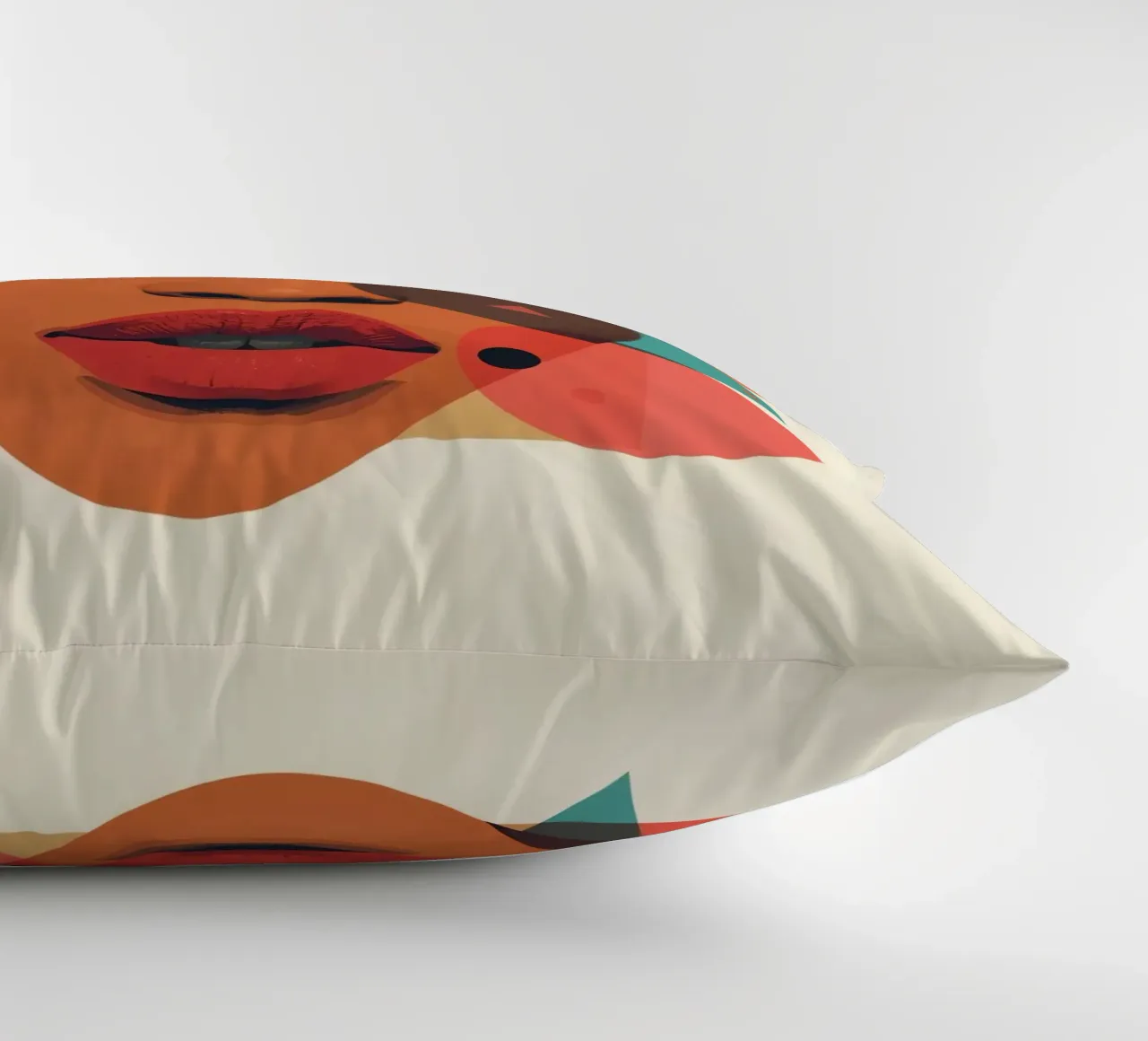 Volto di donna con sovrapposizione di forme geometriche cuscino da DesignDoodle