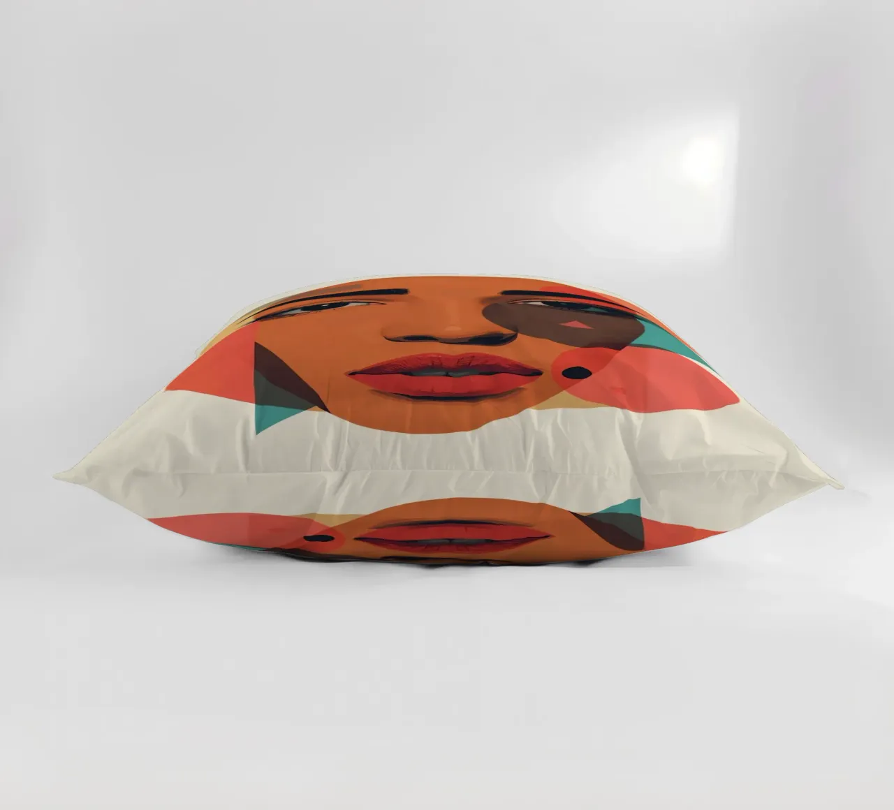 Volto di donna con sovrapposizione di forme geometriche cuscino da DesignDoodle