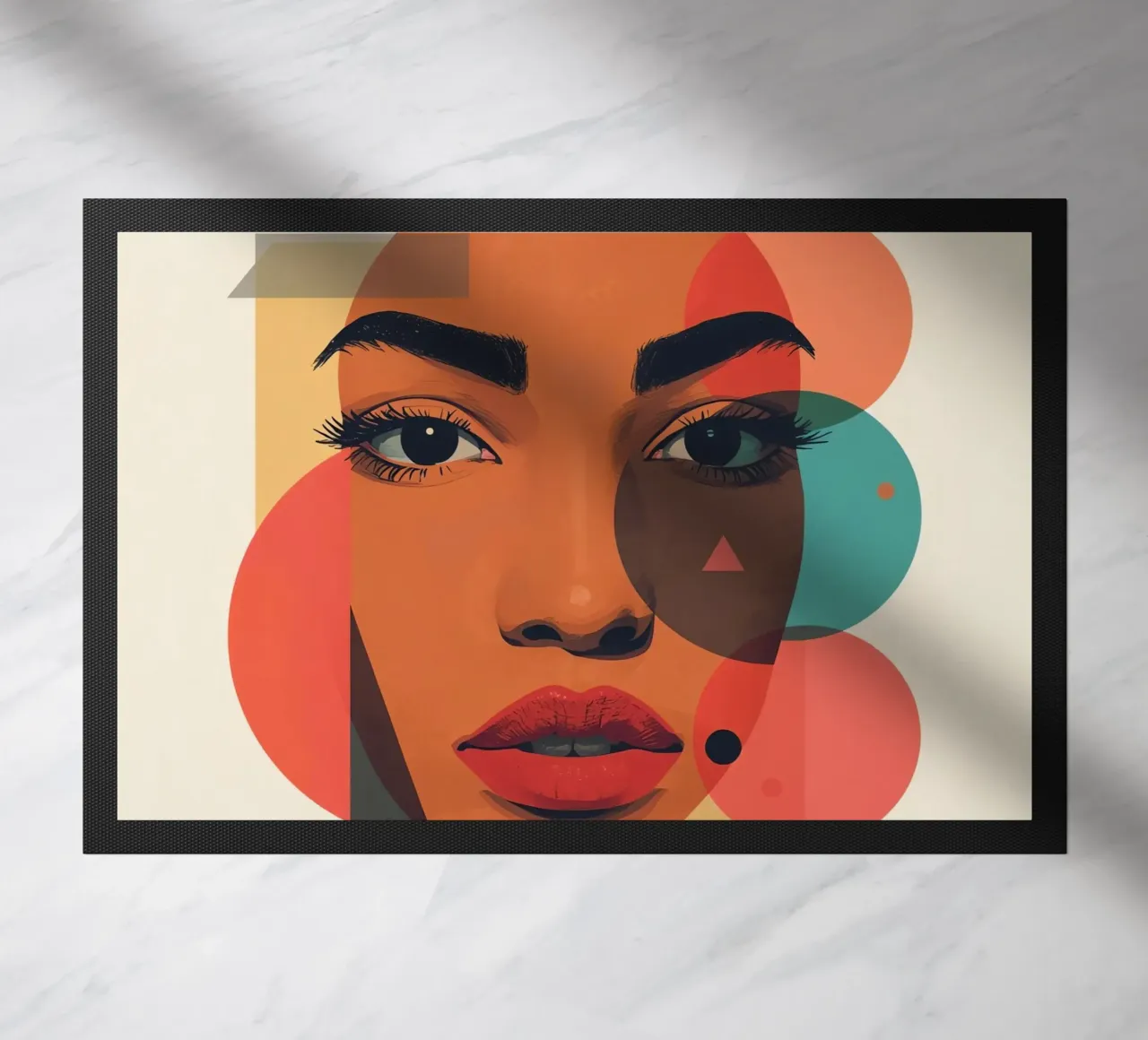 Volto di donna con sovrapposizione di forme geometriche zerbino da DesignDoodle