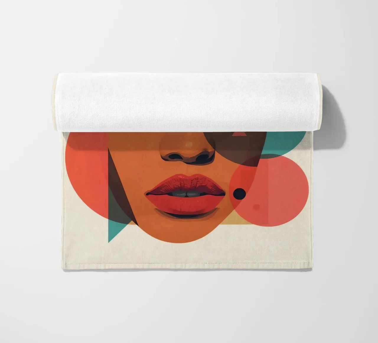Volto di donna con sovrapposizione di forme geometriche telo mare da DesignDoodle
