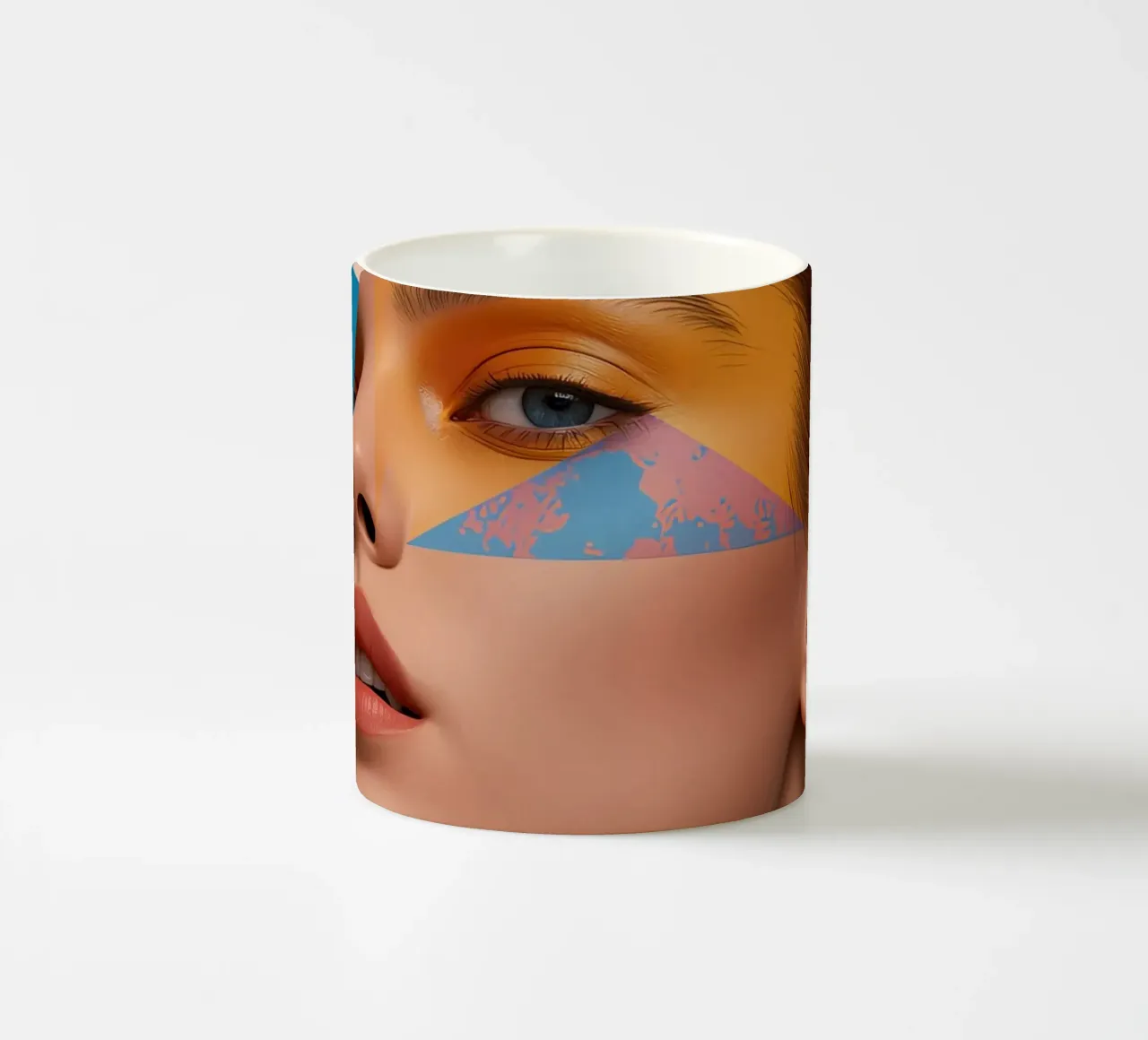 Volto di donna con sovrapposizioni di forme geometriche e colori brillanti tazza in ceramica da DesignDoodle
