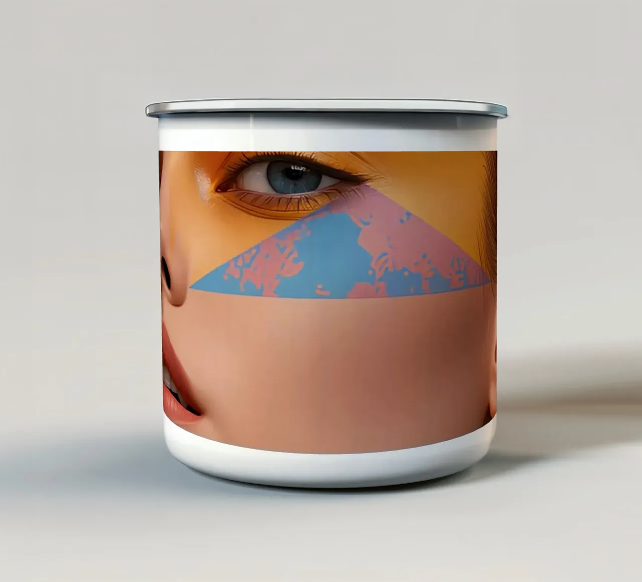 Volto di donna con sovrapposizioni di forme geometriche e colori brillanti tazza in smalto da DesignDoodle