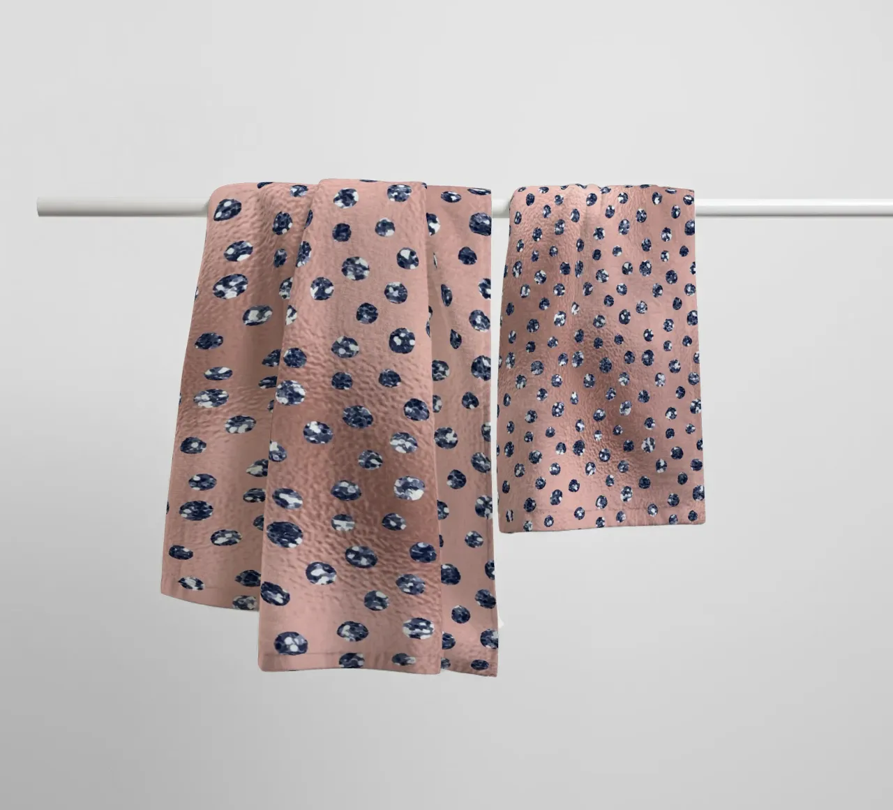 Blush & Navy 5 asciugamano da bagno da Yaso Design & Art