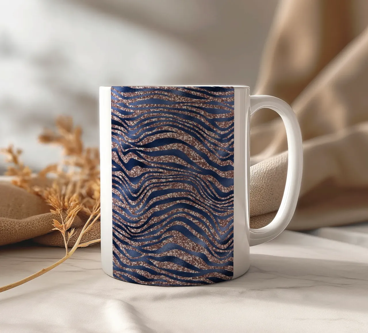 Blush & Navy Animal Pattern 7 tazza in ceramica da Yaso Design Animal