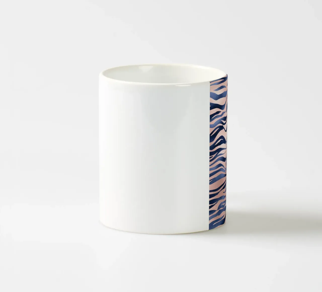 Blush & Navy Animal Pattern 8 tazza in ceramica da Yaso Design Animal