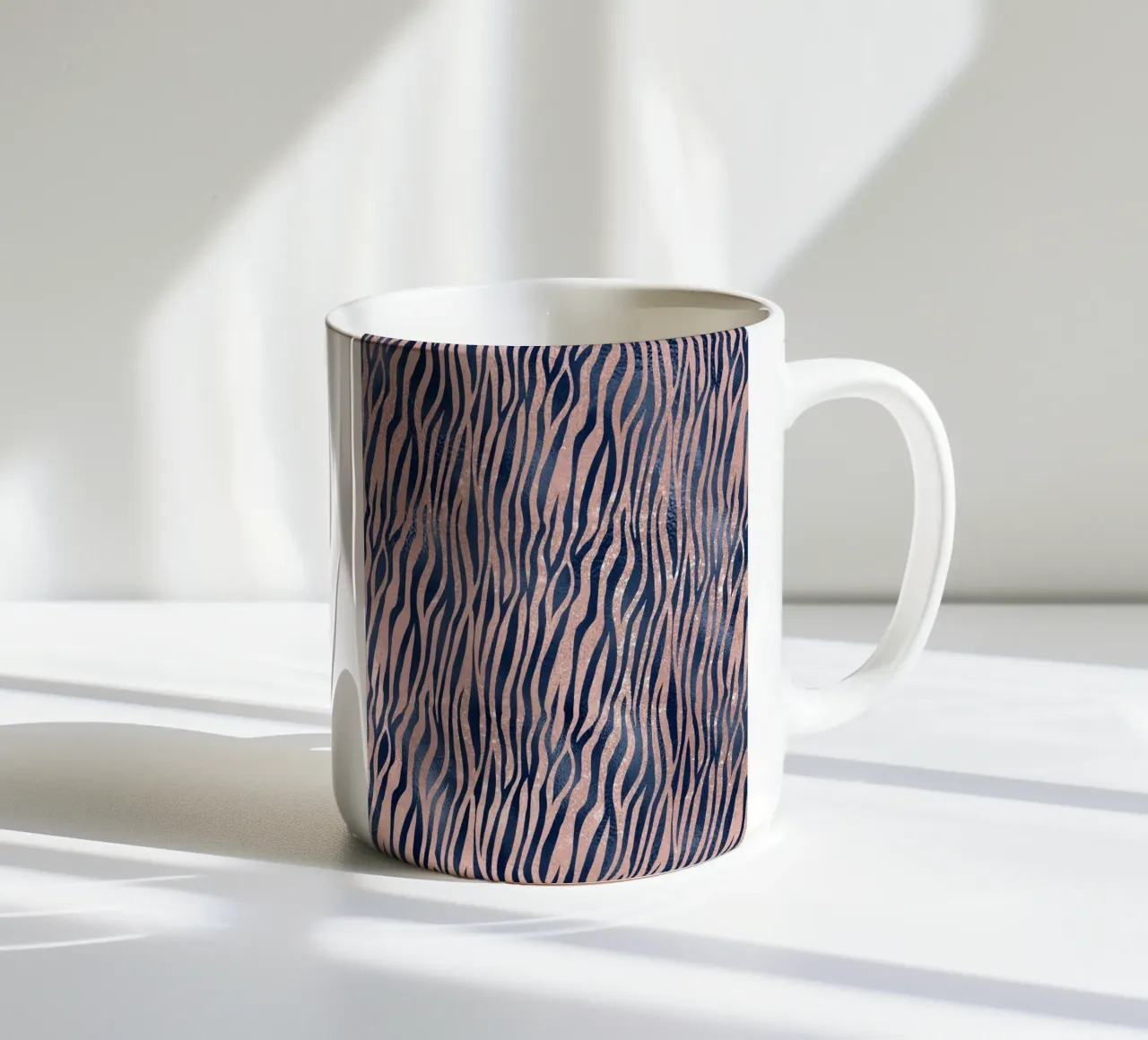Blush & Navy Animal Pattern 9 tazza in ceramica da Yaso Design Animal