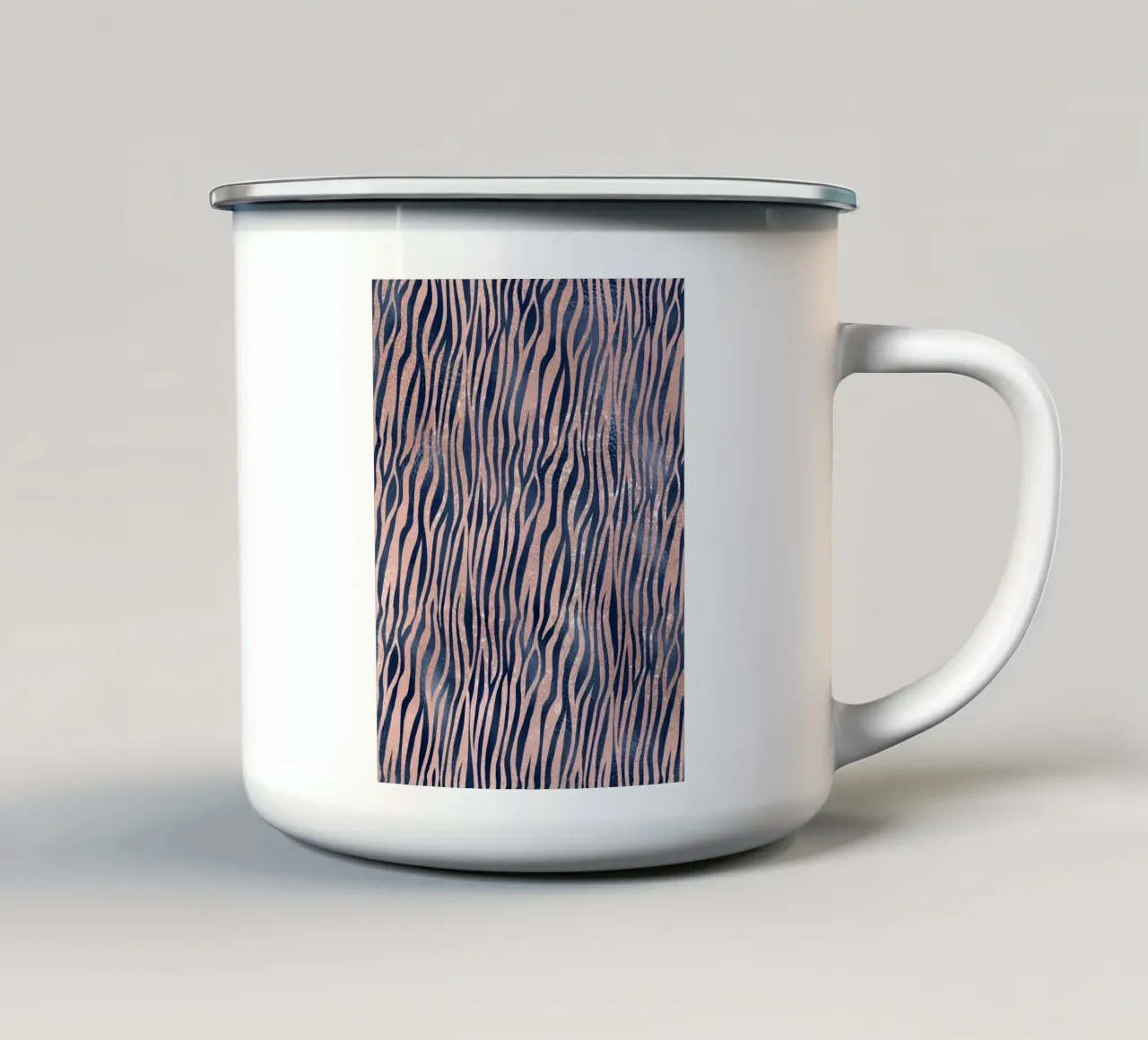 Blush & Navy Animal Pattern 9 tazza in smalto da Yaso Design Animal